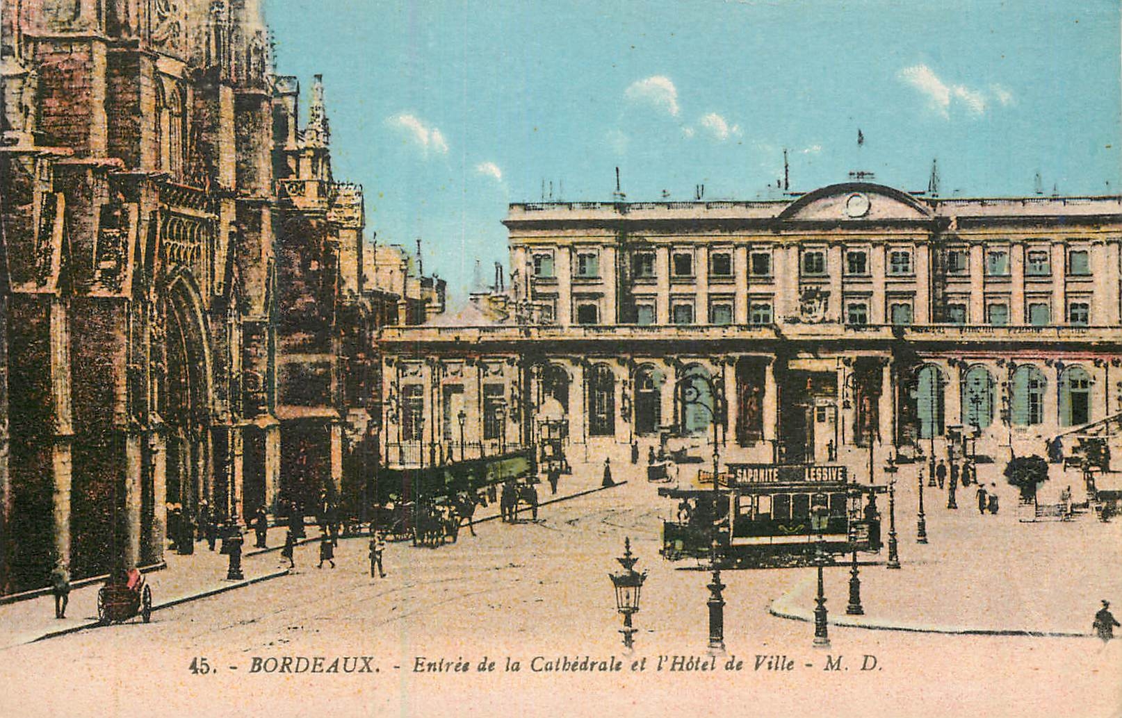 CPA Bordeaux entree de la cathedrale et l'hotel de ville Tramway