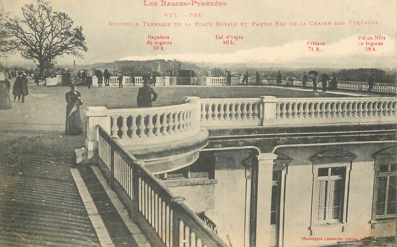 CPA Les Basses pyrenees Pau Nouvelle terrasse de la place royale et partie Est de la chaine des Pyrenees