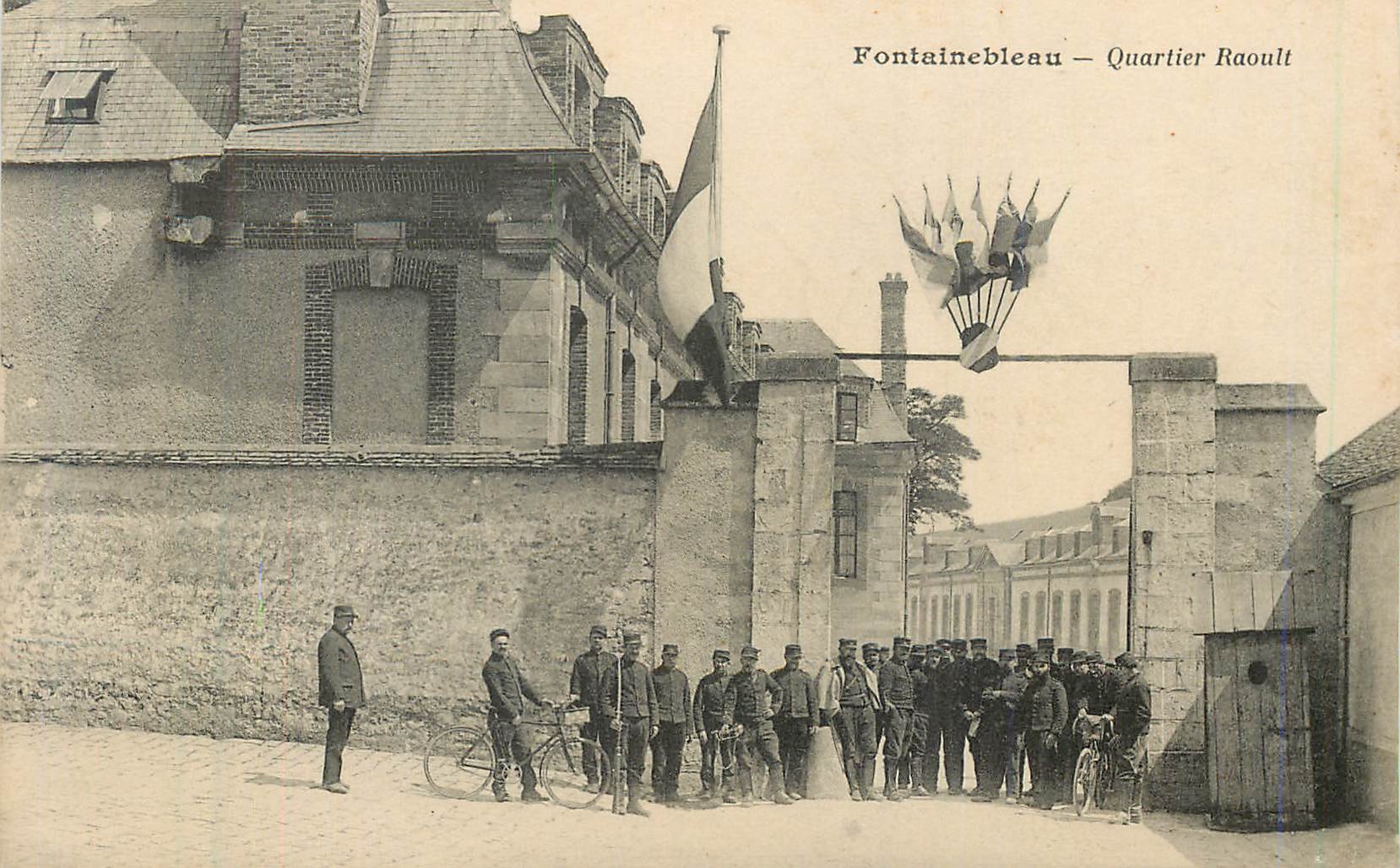Fontainebleau — Barrio Raoult — soldados y banderas