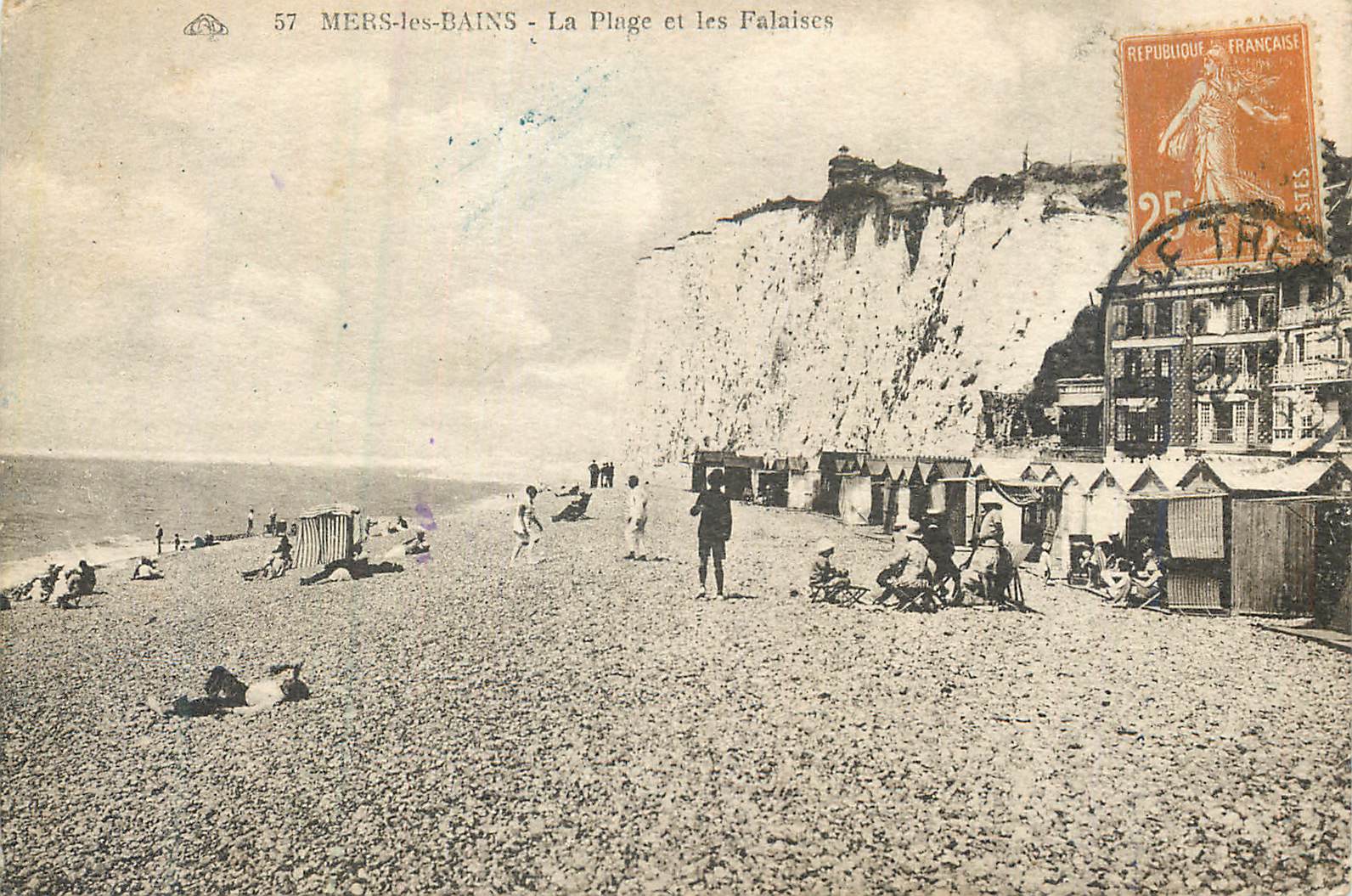 CPA Mers les bains la plage et les falaises