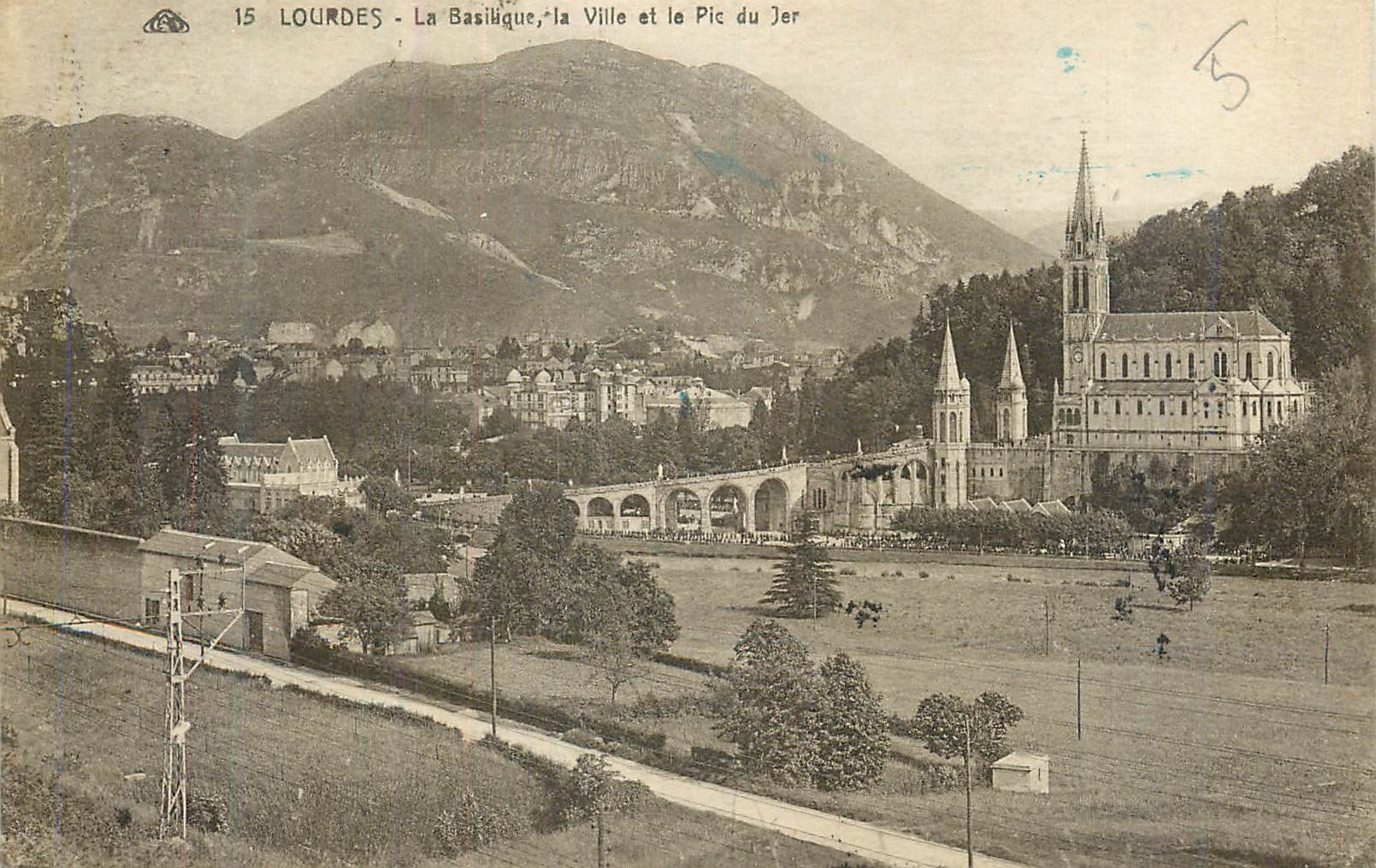 CPA Lourdes la basilique la ville et le pic du jer