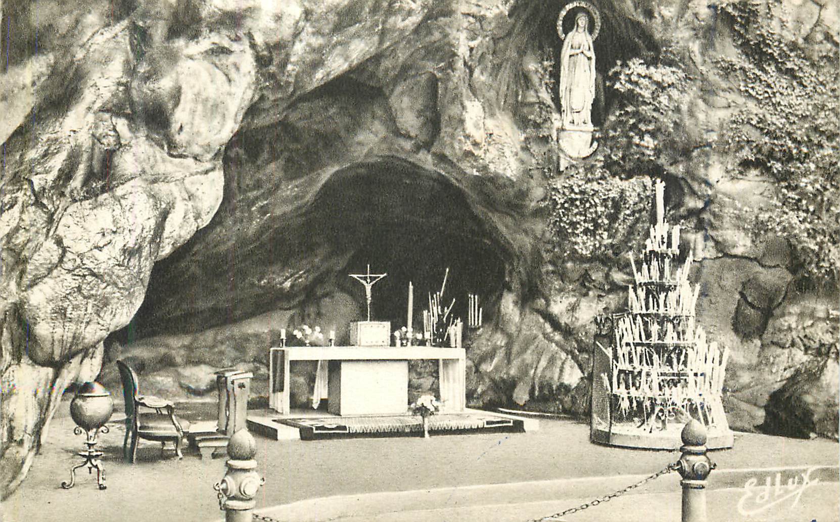 CPA Lourdes la grotte miraculeuse