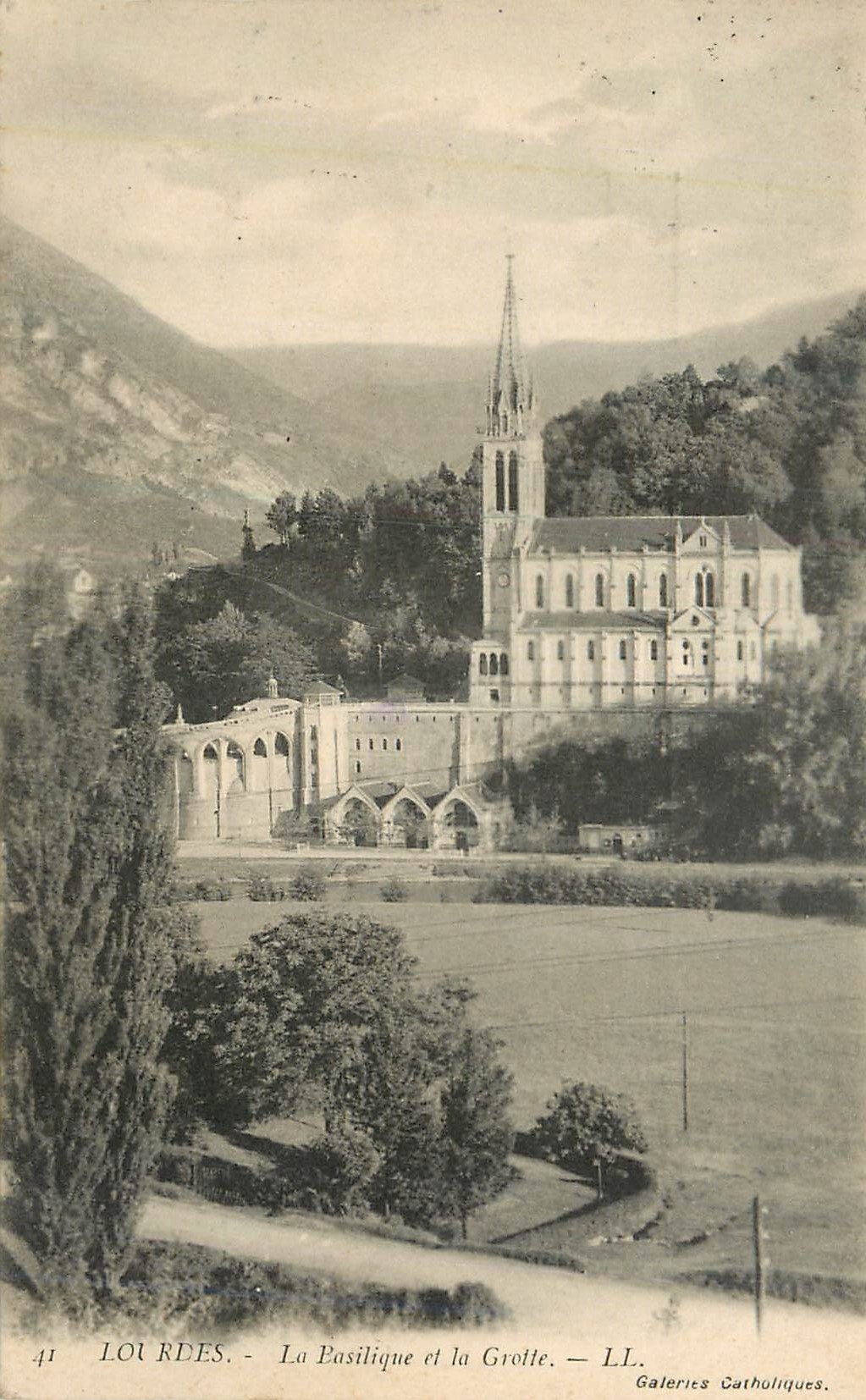 CPA Lourdes la basilique et la grotte