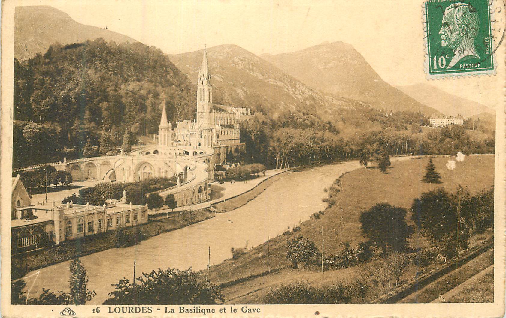 CPA Lourdes la basilique et la gave