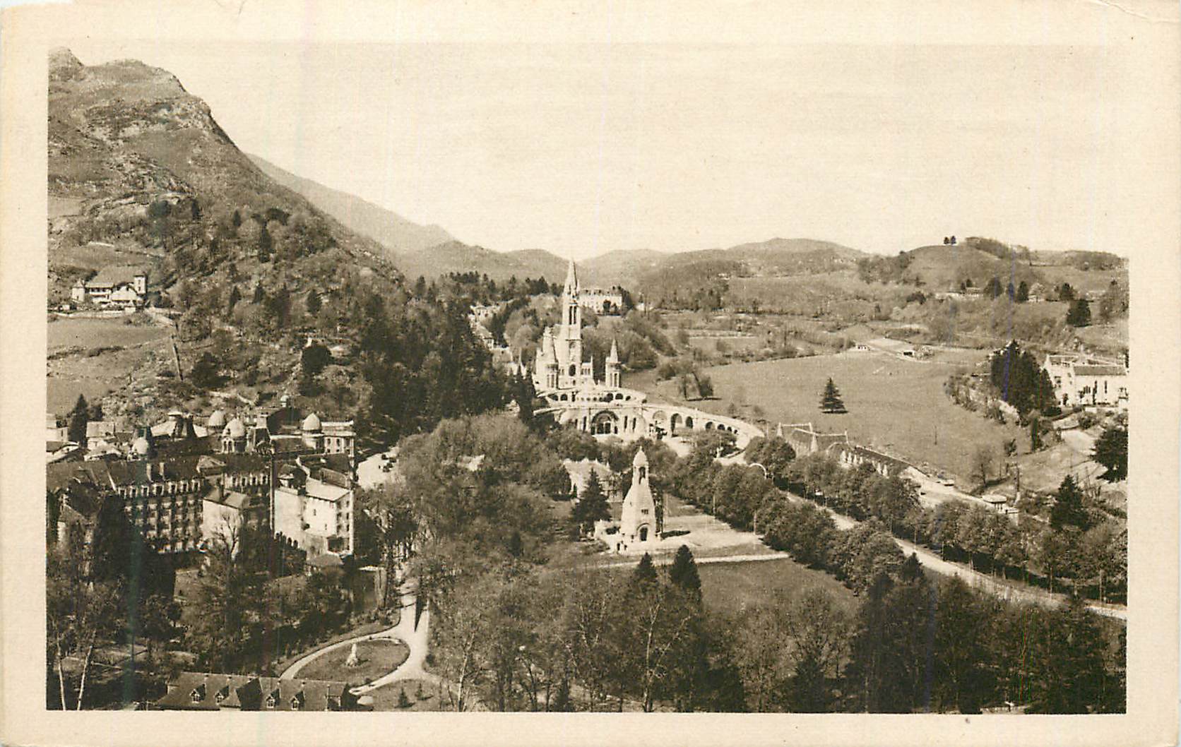 CPA Lourdes la basilique et la calvaire vus du chateau fort