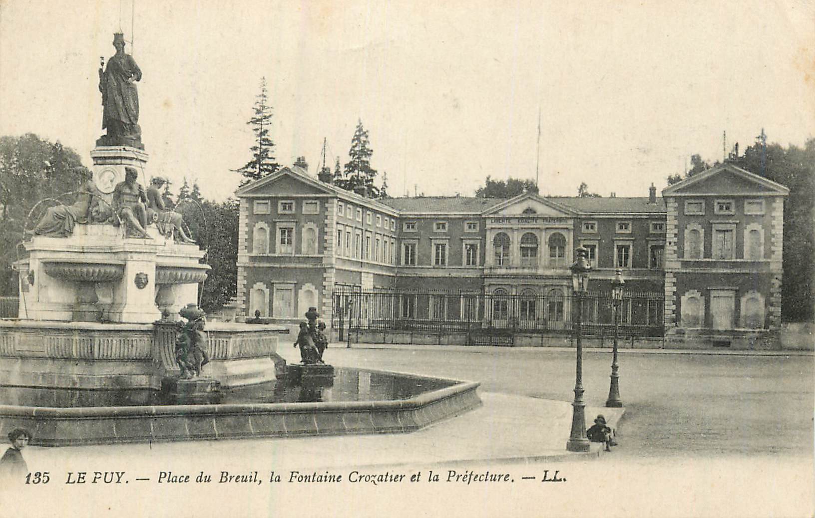 CPA Le Puy place du breuil la fontaine crozatier et la prefecture