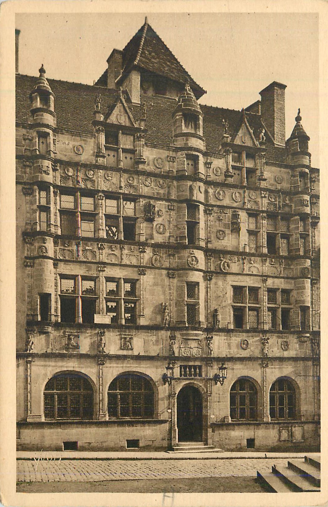 CPA Paray le monial (Saone et loire) hotel de ville construit au XVIe s