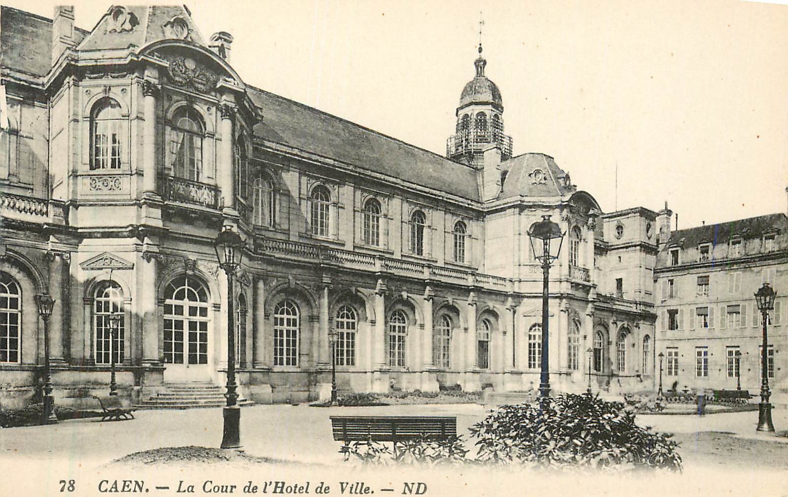 CPA Caen la cour de l'hotel de ville