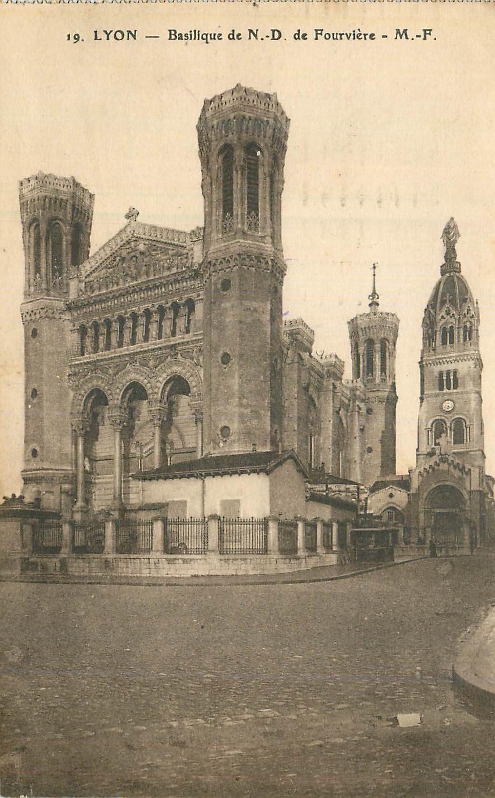 CPA Lyon basilique de N D de fourviere