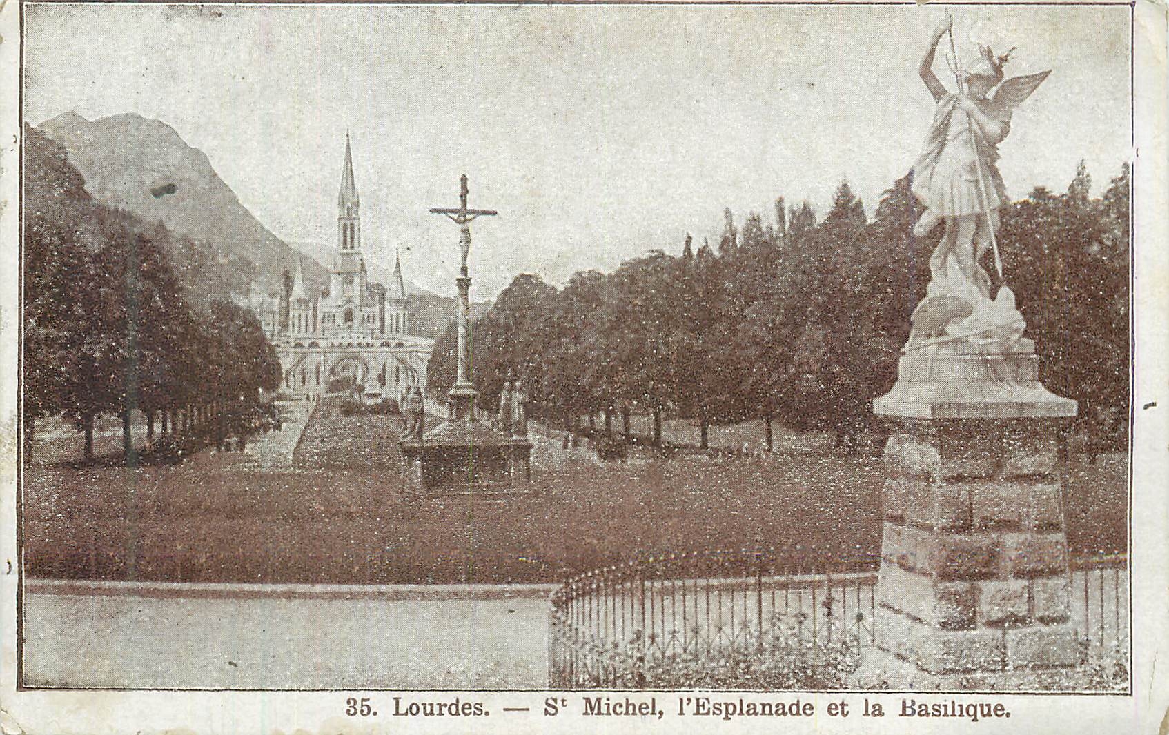 CPA Lourdes St miechel l'esplanade et la basilique