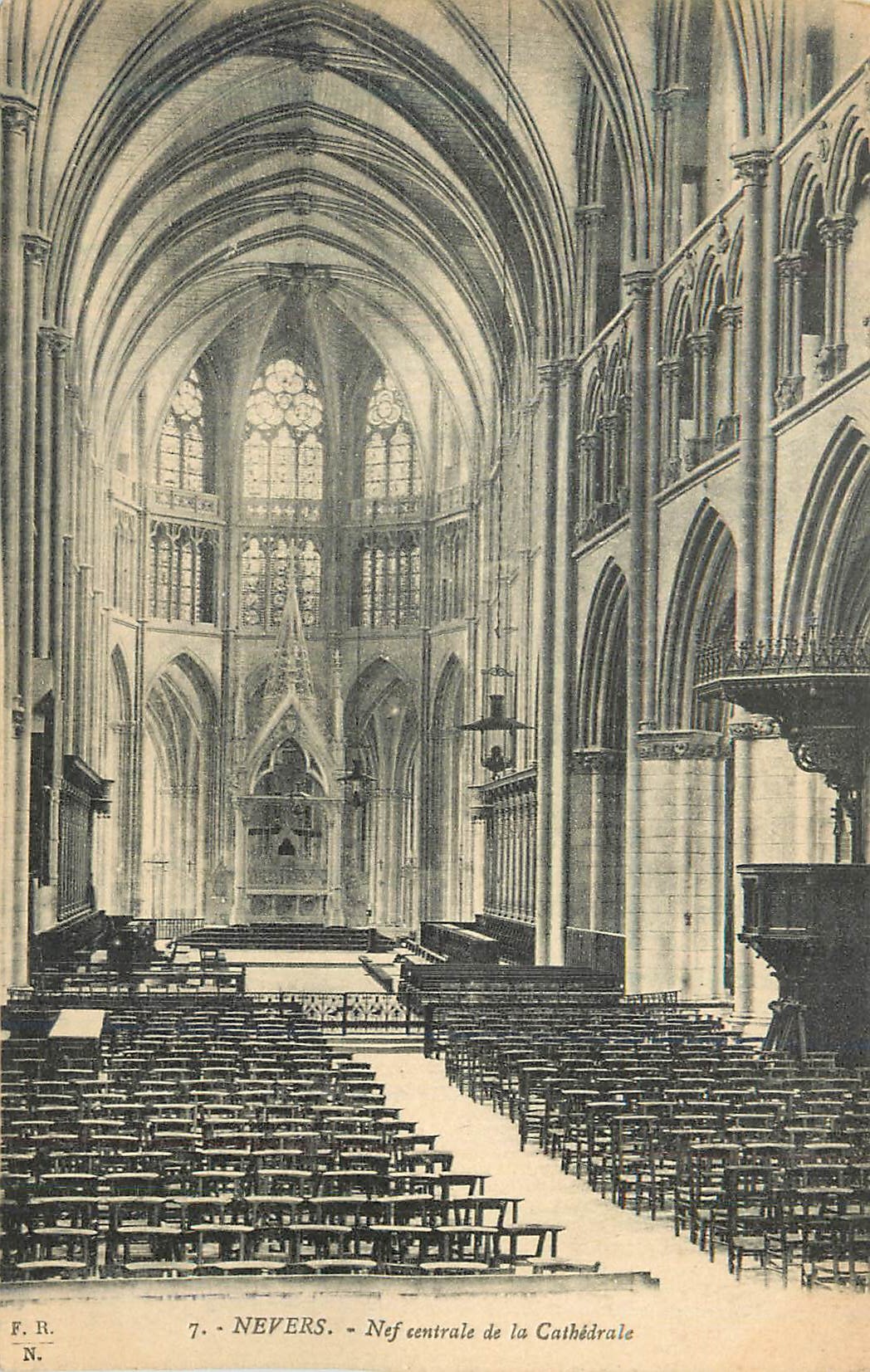 CPA Nevers nef centrale de la cathedrale