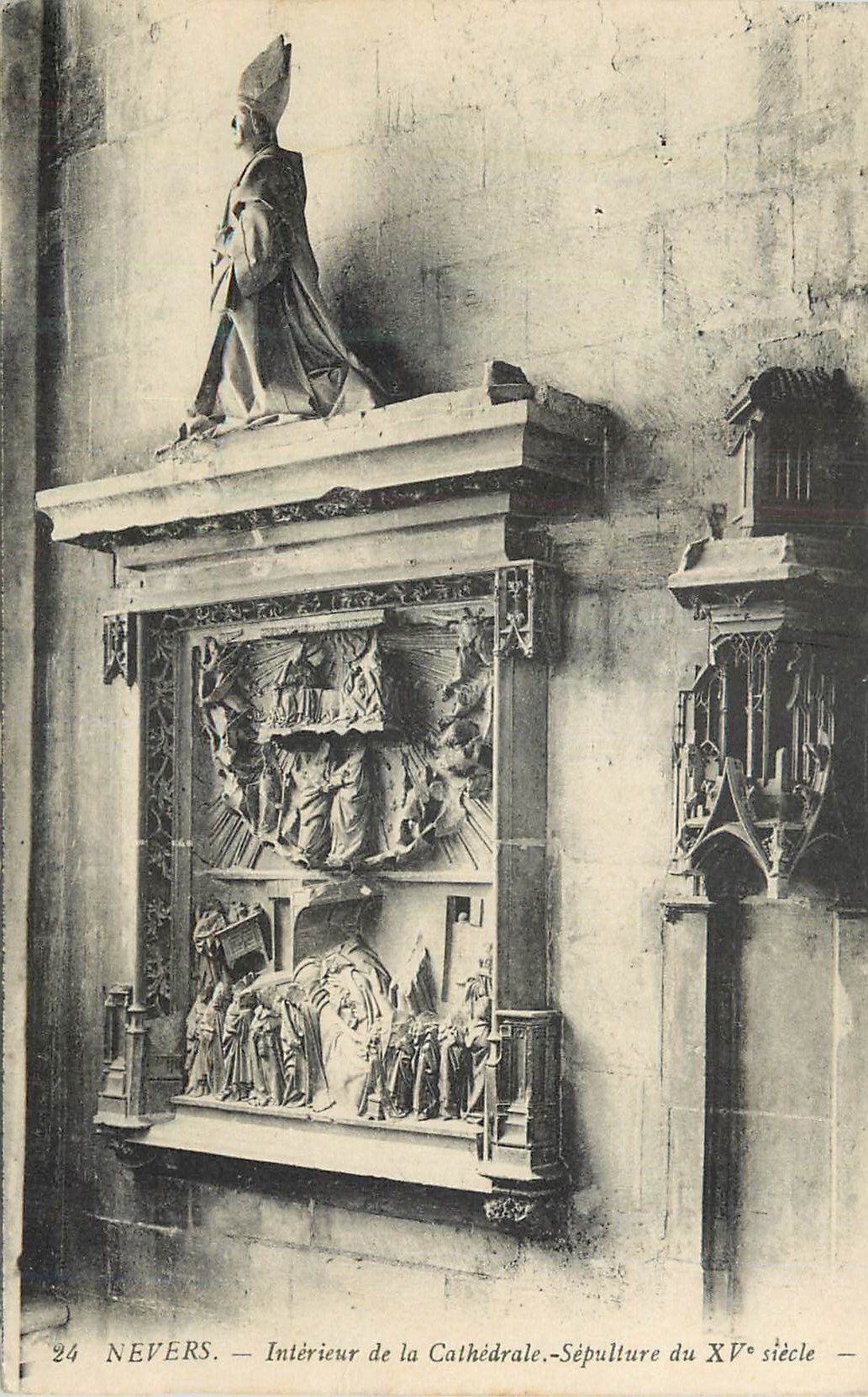 CPA Nevers interieur de la cathedrale sepulture du XVe s