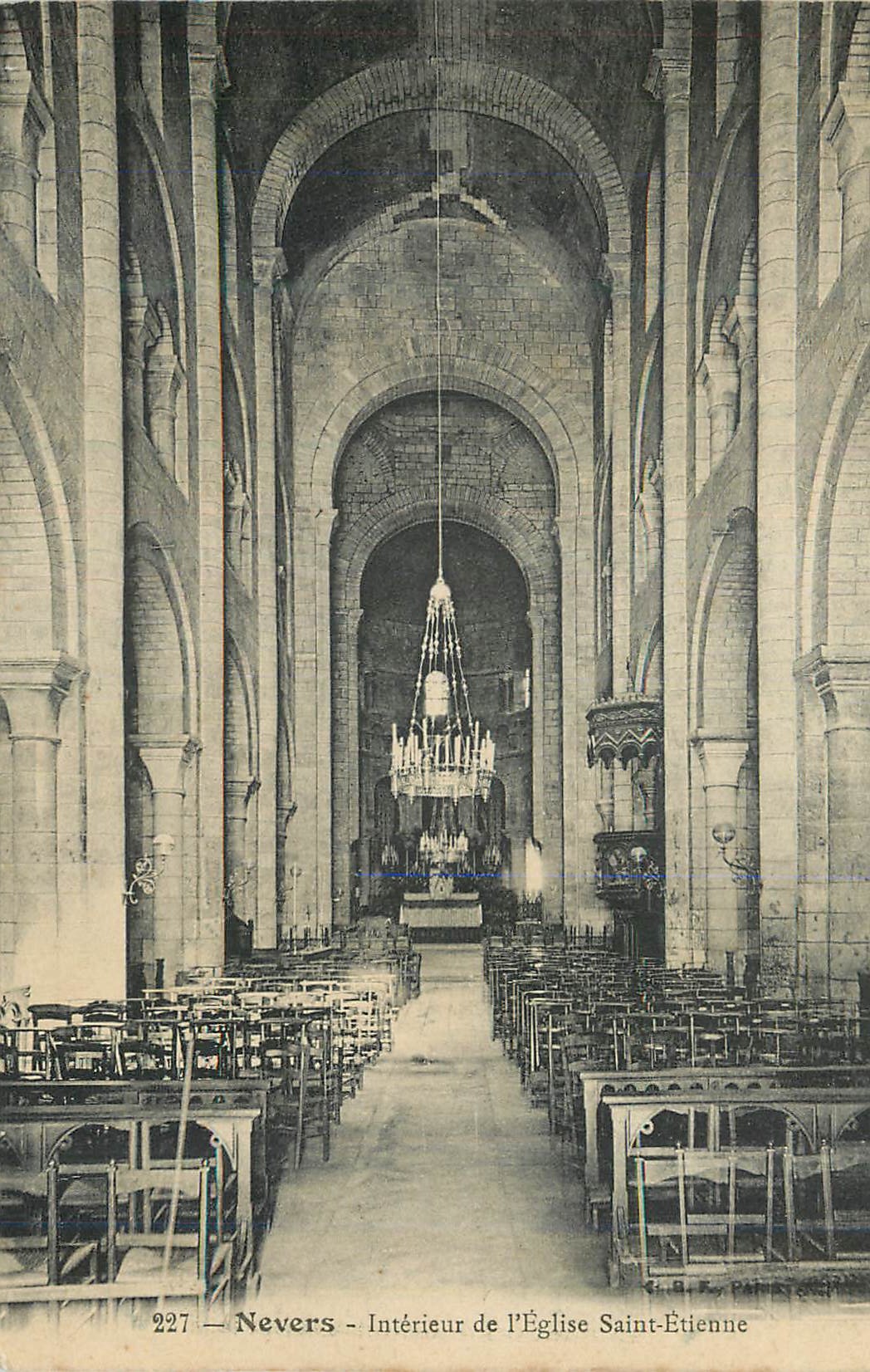 CPA Nevers interieur de l'eglise saint etienne