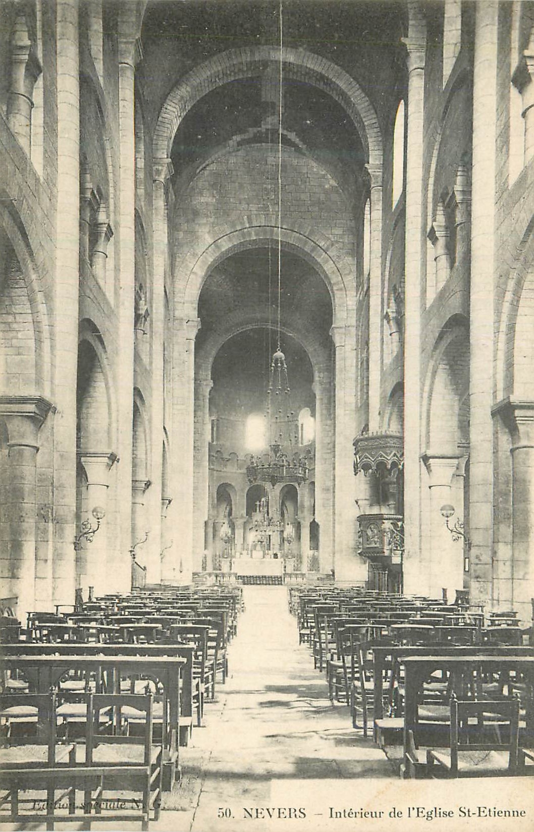 CPA Nevers interieur de l'eglise St Etienne
