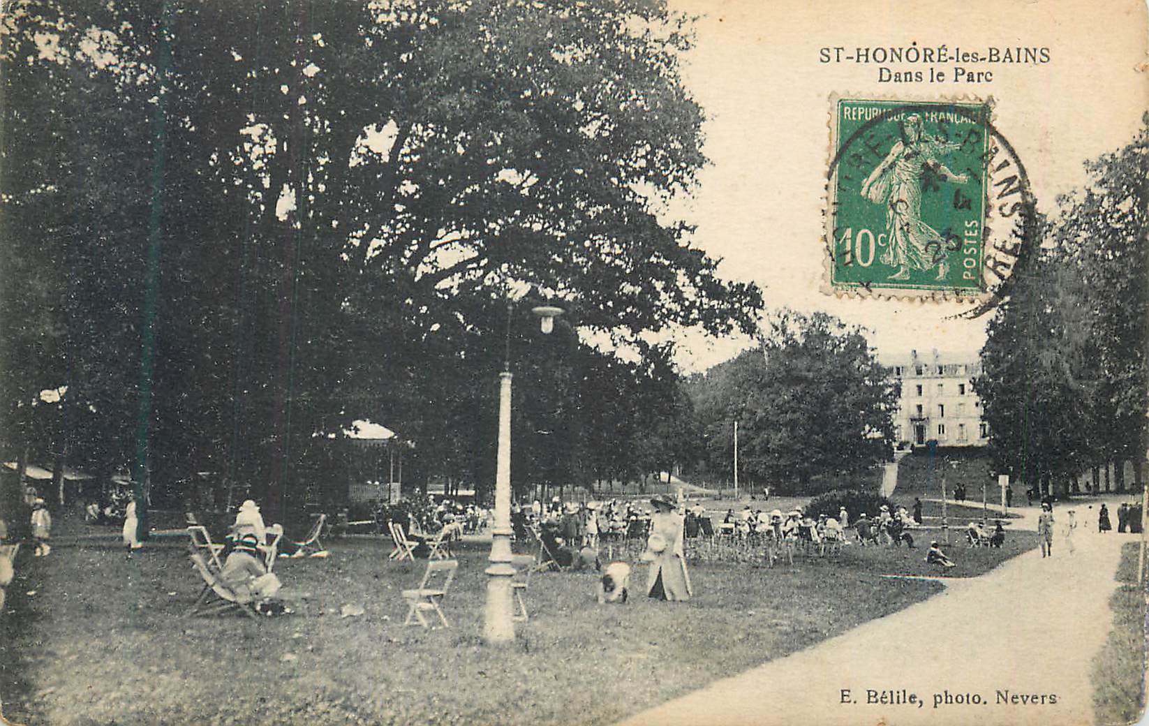 CPA St Honore les bains dans le parc