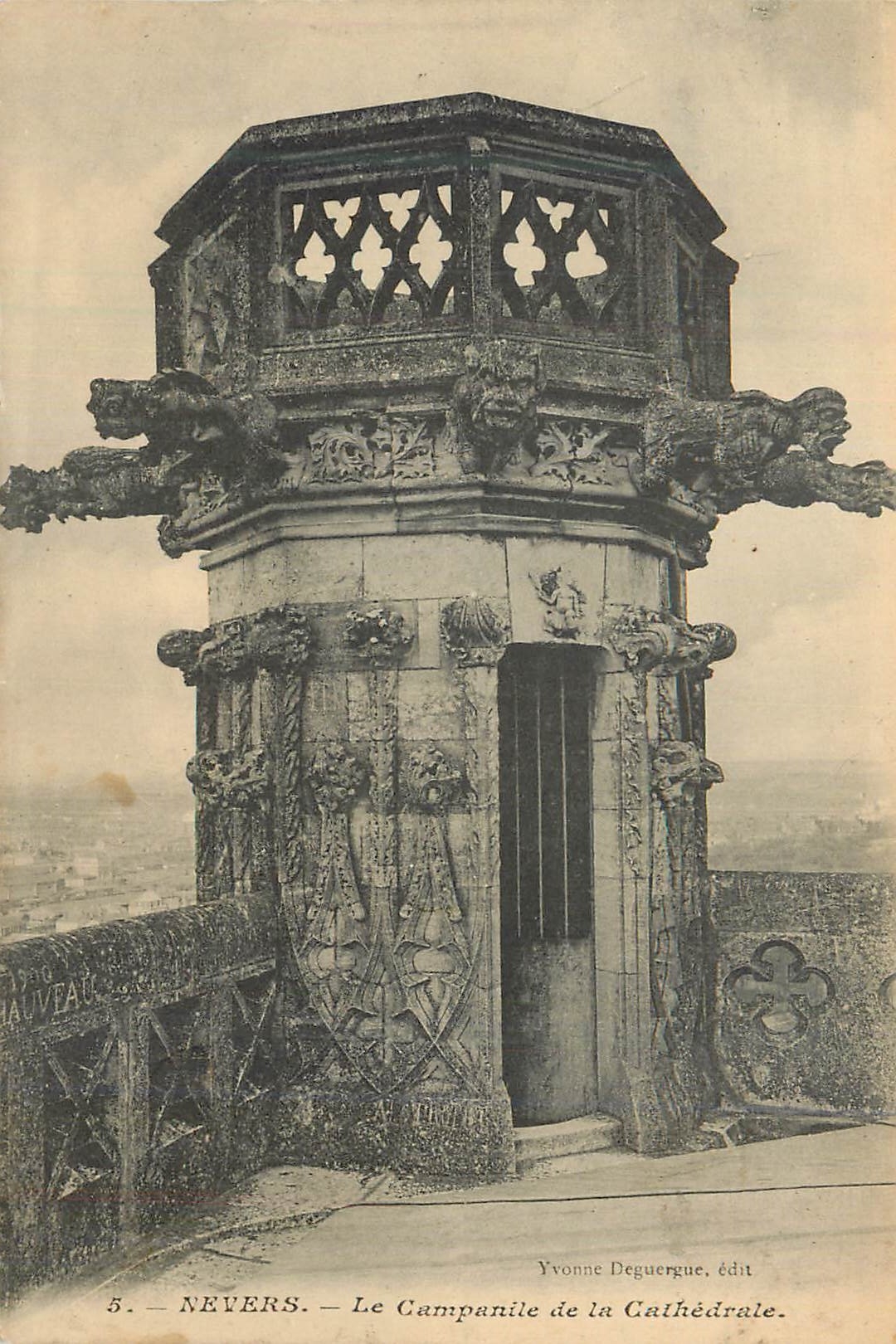 CPA Nevers la campanile de la cathedrale