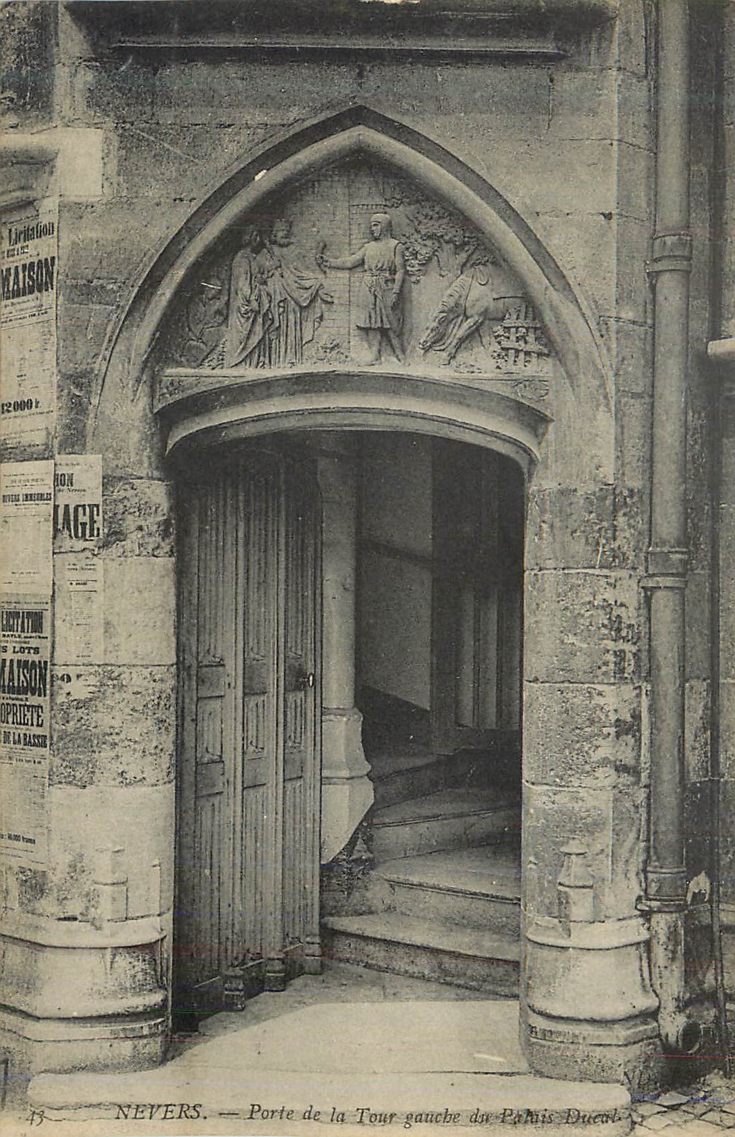 CPA Nevers porte de la tour gauche de paris