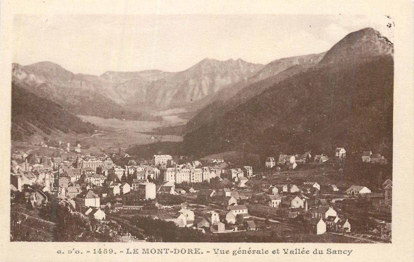 CPA Le Mont Dore vue generale et valle du sancy