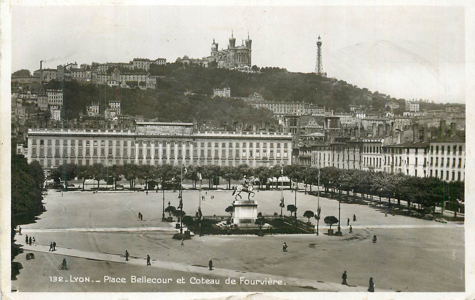 CPA Lyon place bellecour et coteau de fouviere