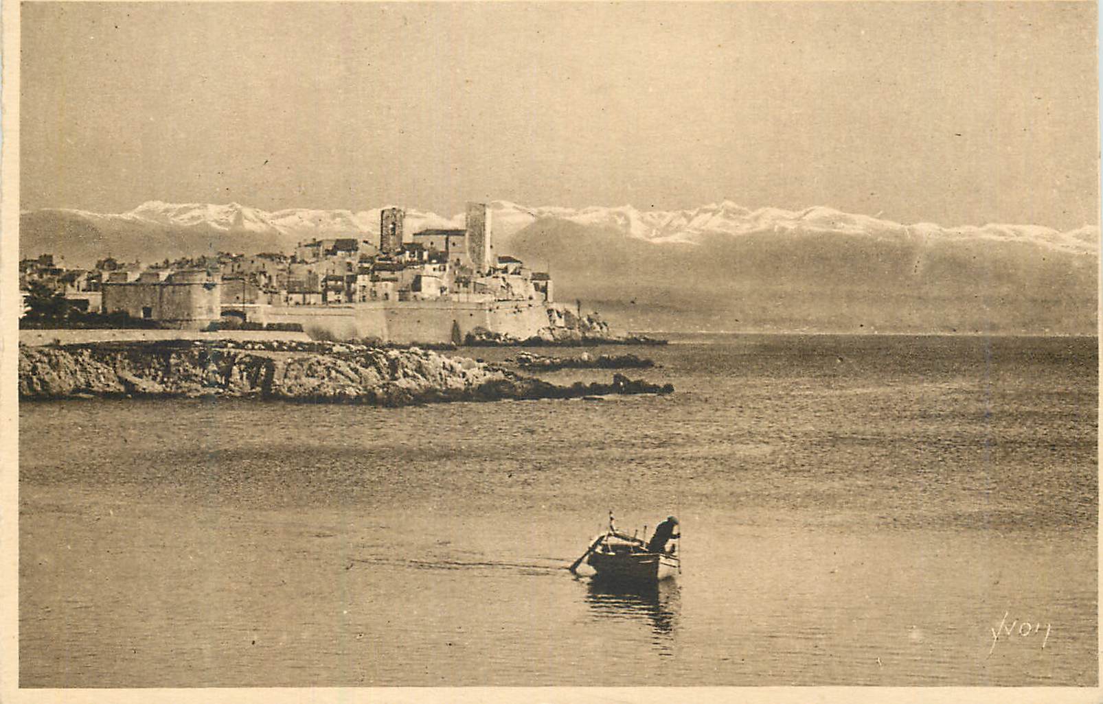 CPA Cote d'azur Antibes (Alpes Maritimes) la vieille ville et la cahine des Alpes