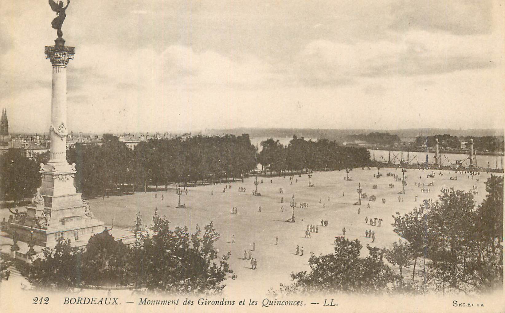 CPA Bordeaux Monument des Girondins et les Quinconces
