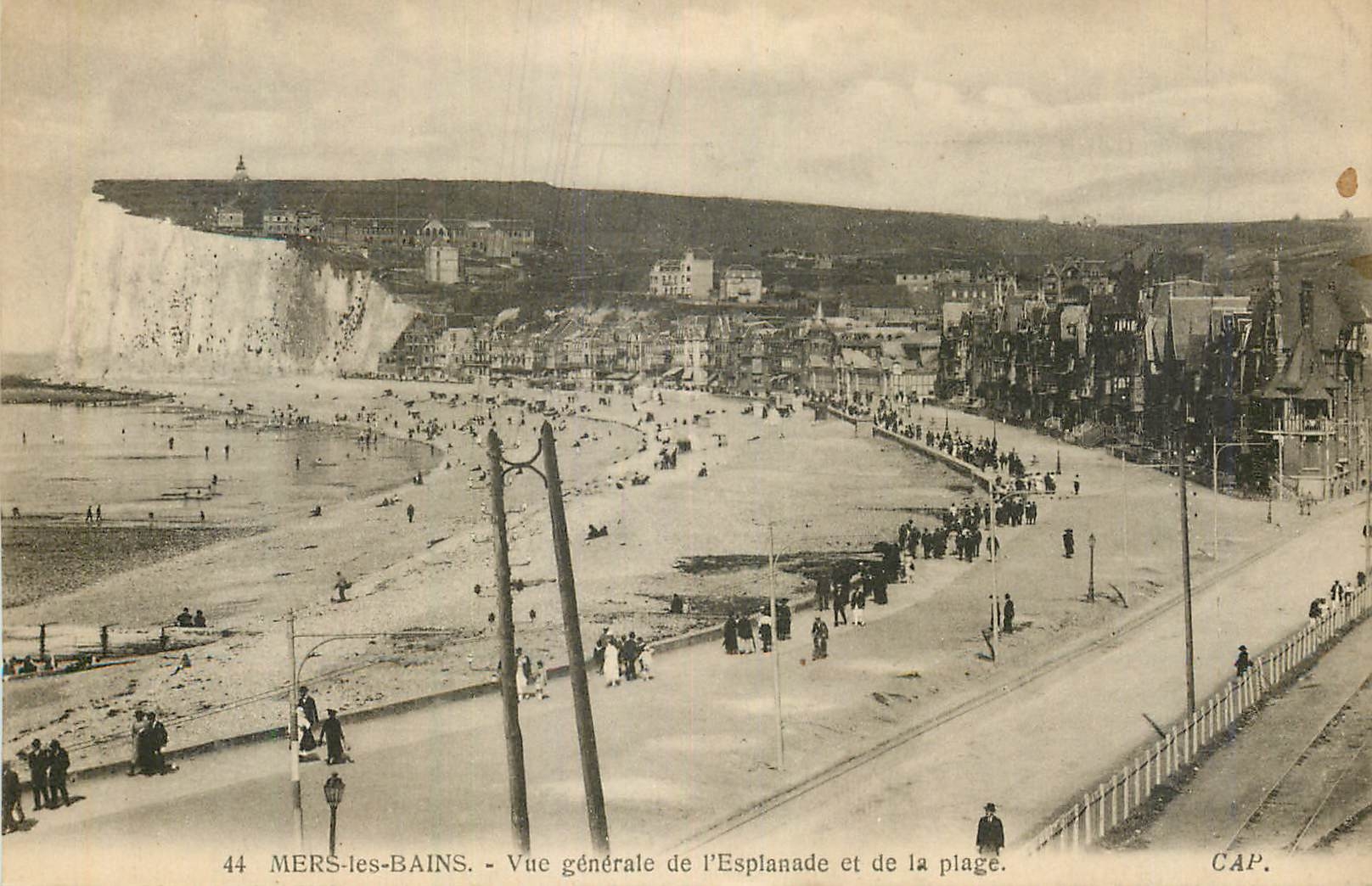 CPA Mers-les-Bains vue generale de l'Esplanade et de la plage