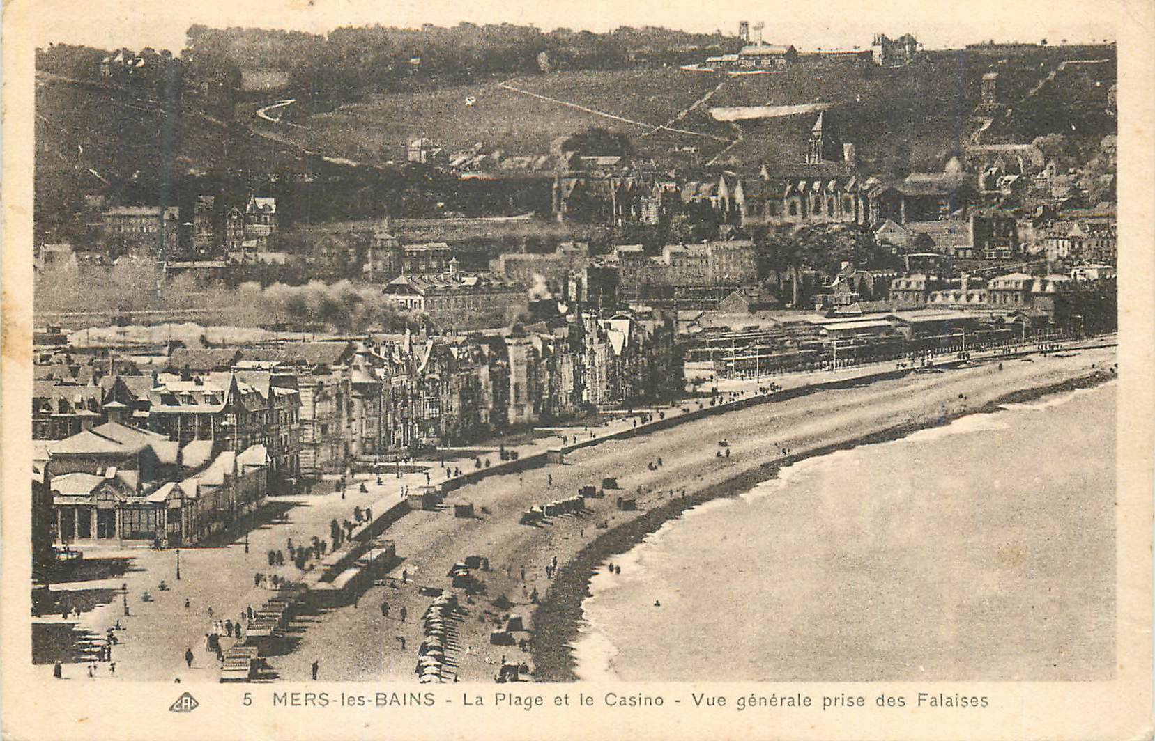 CPA Mers-les-Bains La Plage et le casino Vue generale prise des Falaises
