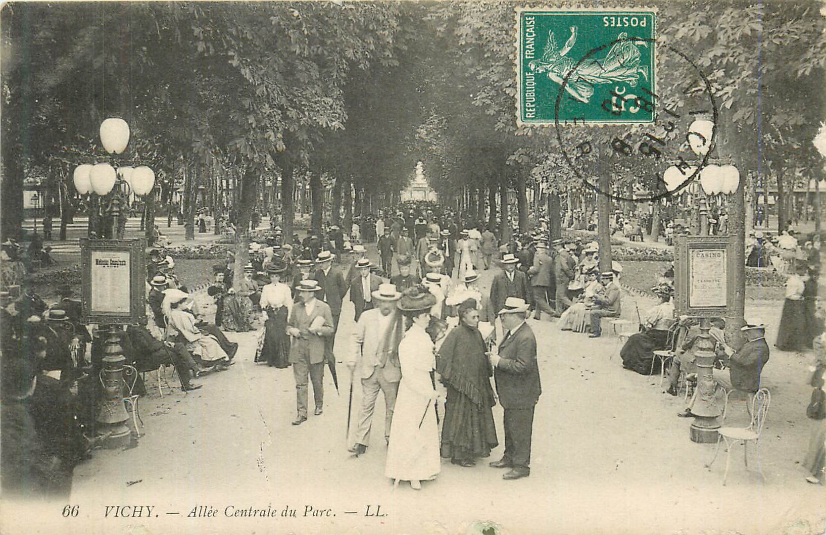 CPA Vichy Allee Centrale du Parc