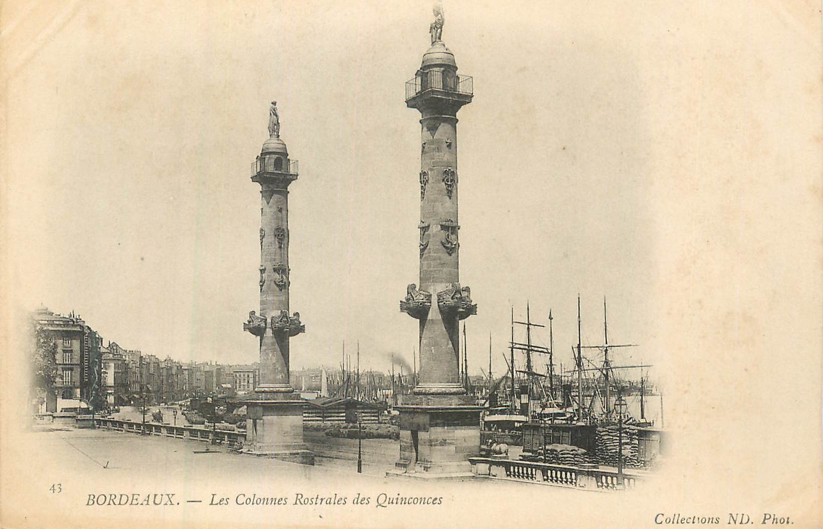 CPA Bordeaux Les Colonnes Rostrales des Quinconces Bateaux