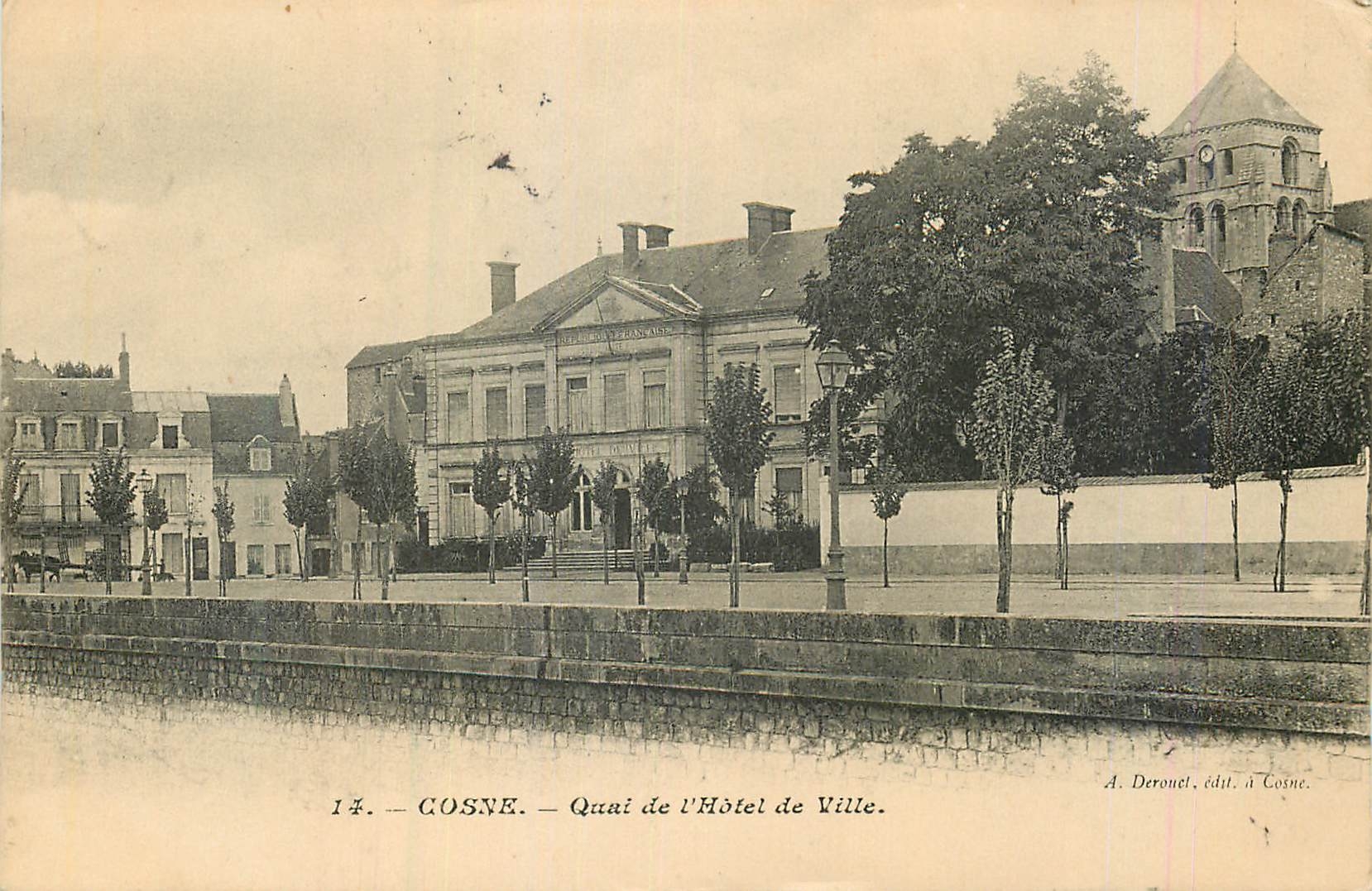 CPA Cosne Quai de l'Hotel de Ville
