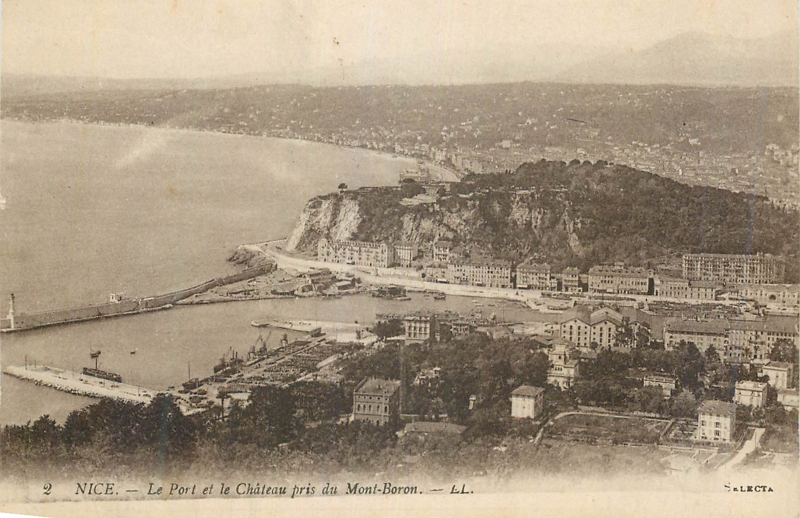 CPA Nice Le Port et le Chateau pris du Mont-Boron