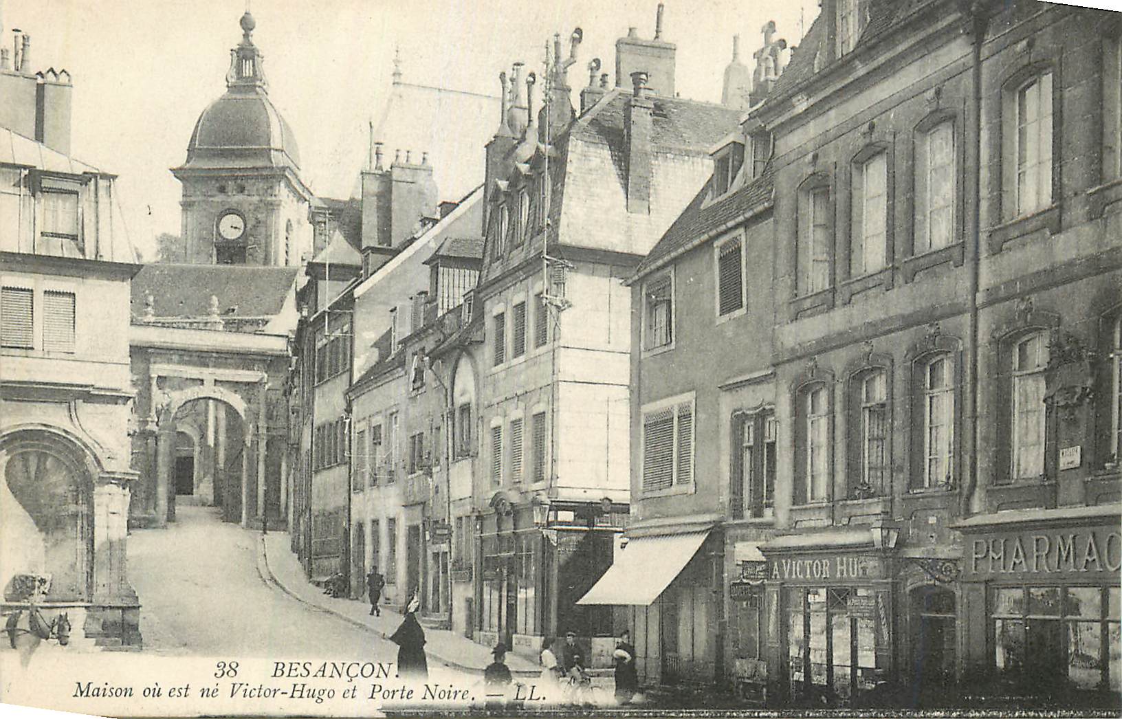 CPA Besancon Maison ou est ne Victor-Hugo et Porte Noire Pharmacie