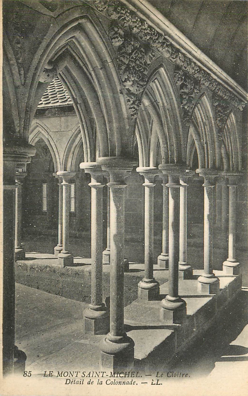 CPA Le Mont Saint Michel Le Cloitre Detail de la Colonnade
