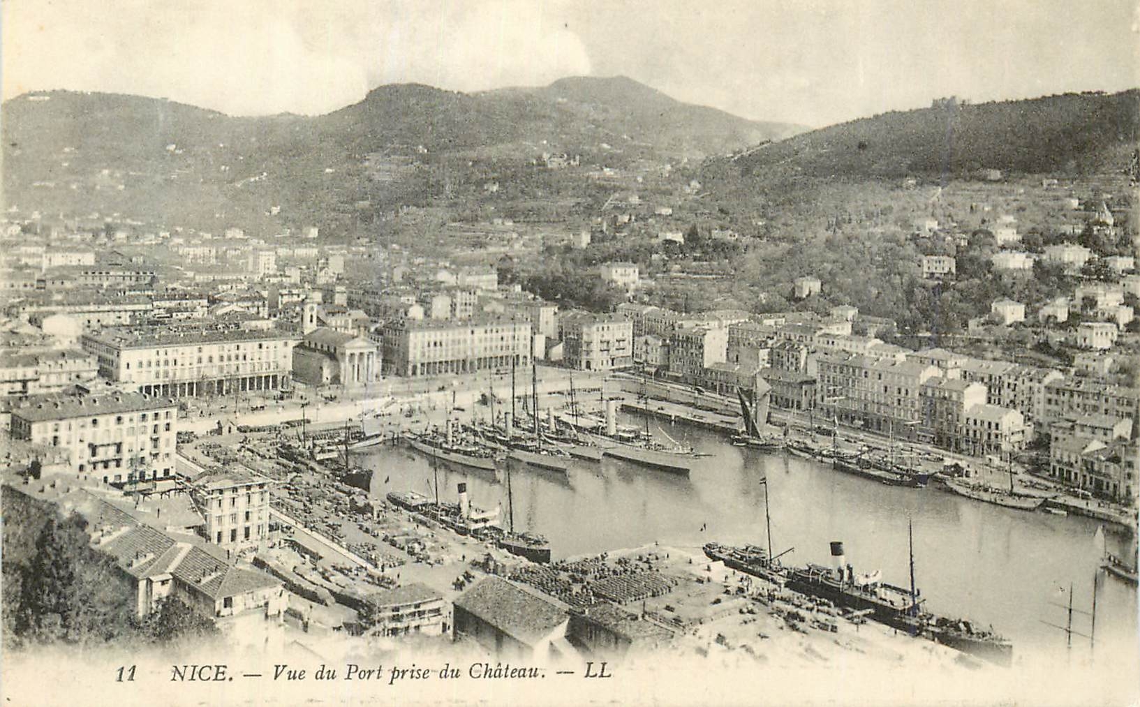 CPA Nice Vue du Port Prise du Château Bateaux