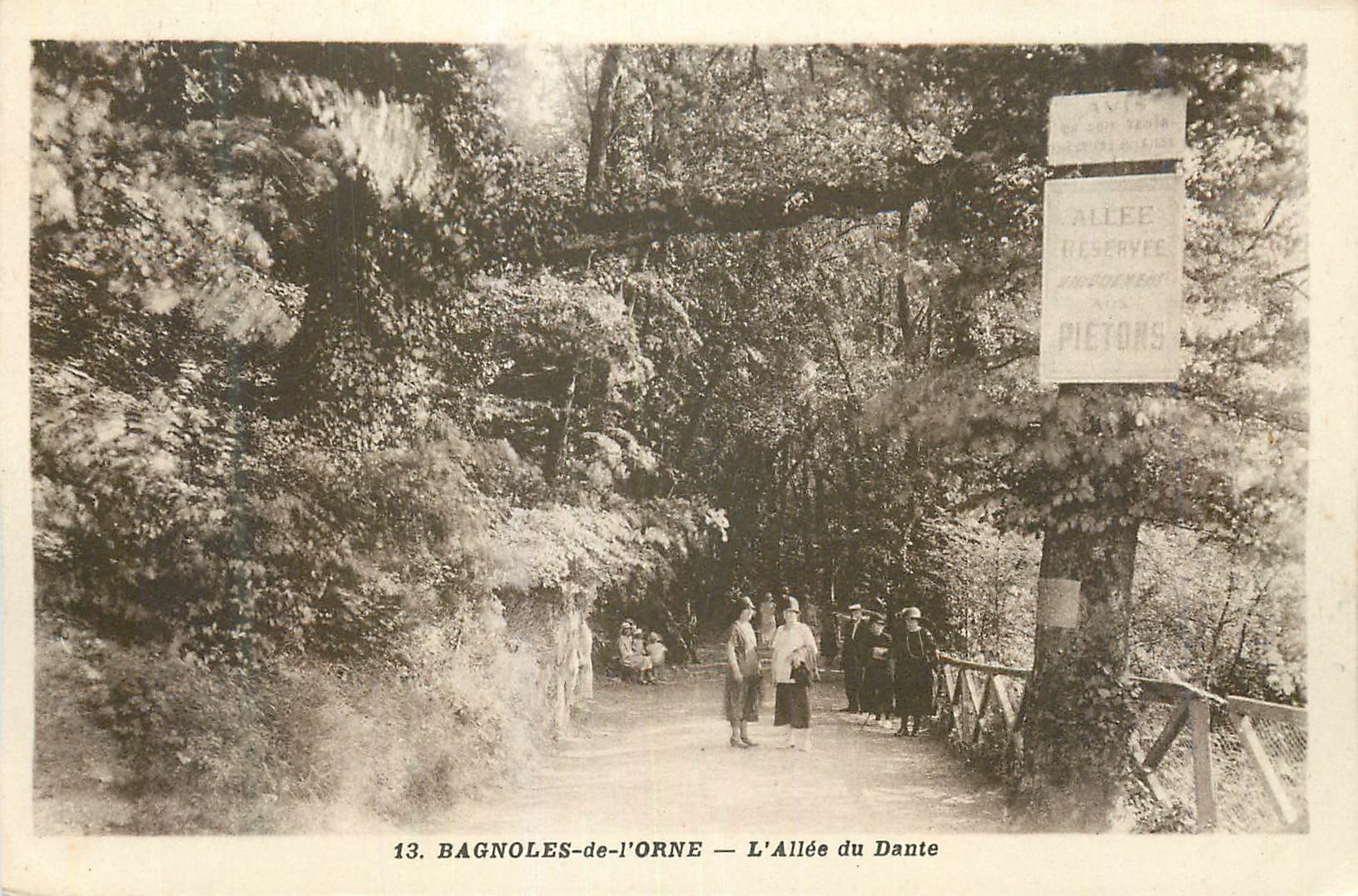 CPA Bagnoles-de-l'Orne L'Allee du Dante