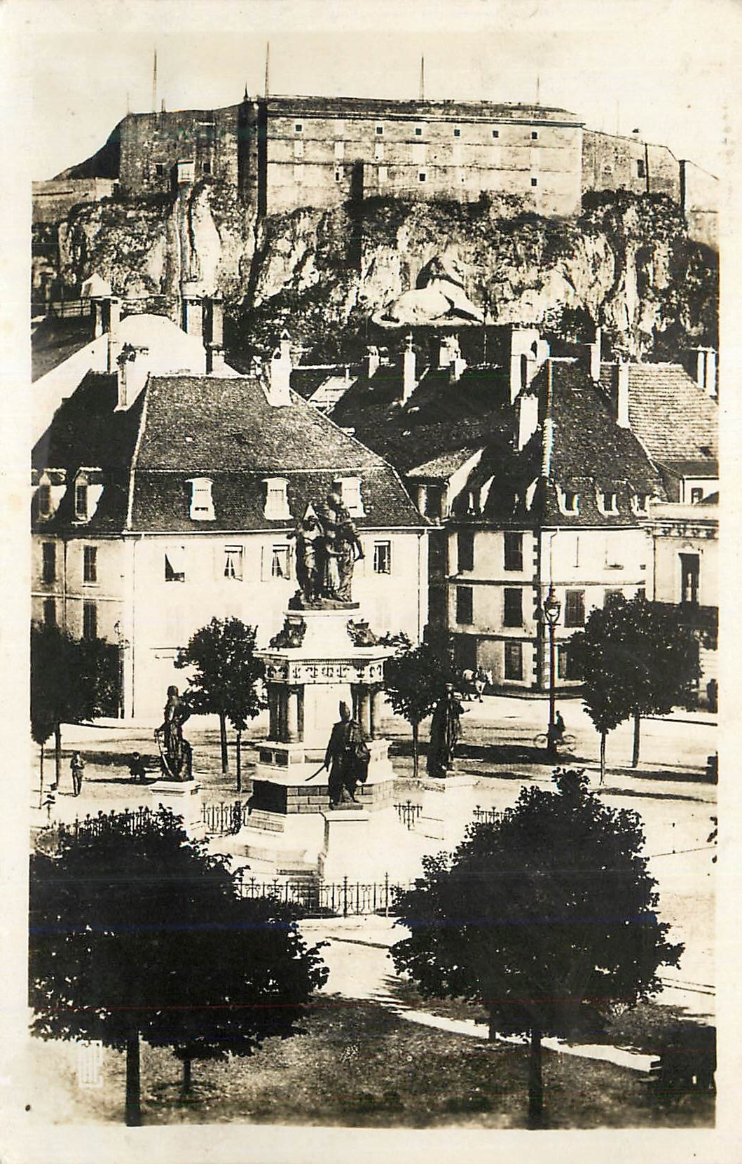 CPA Belfort Le Monument des Trois Sieges et le Chateau