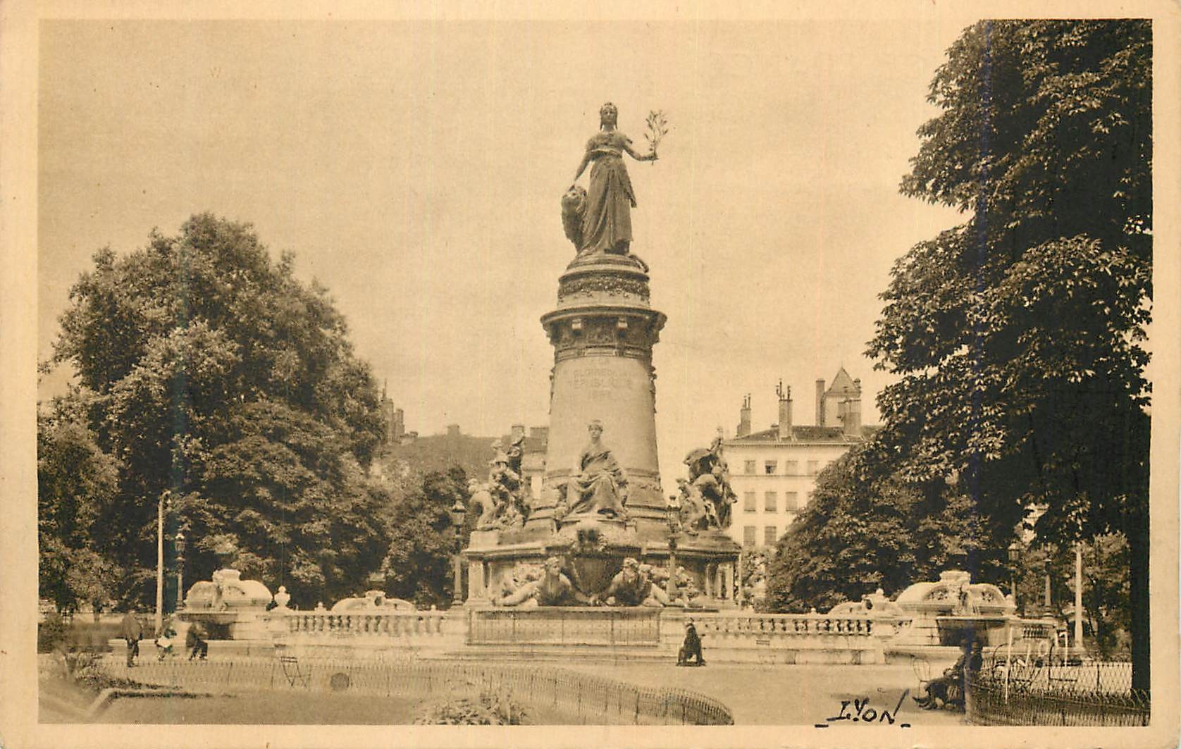 CPA Lyon (Rhone) Statue de la Republique Place Carnot