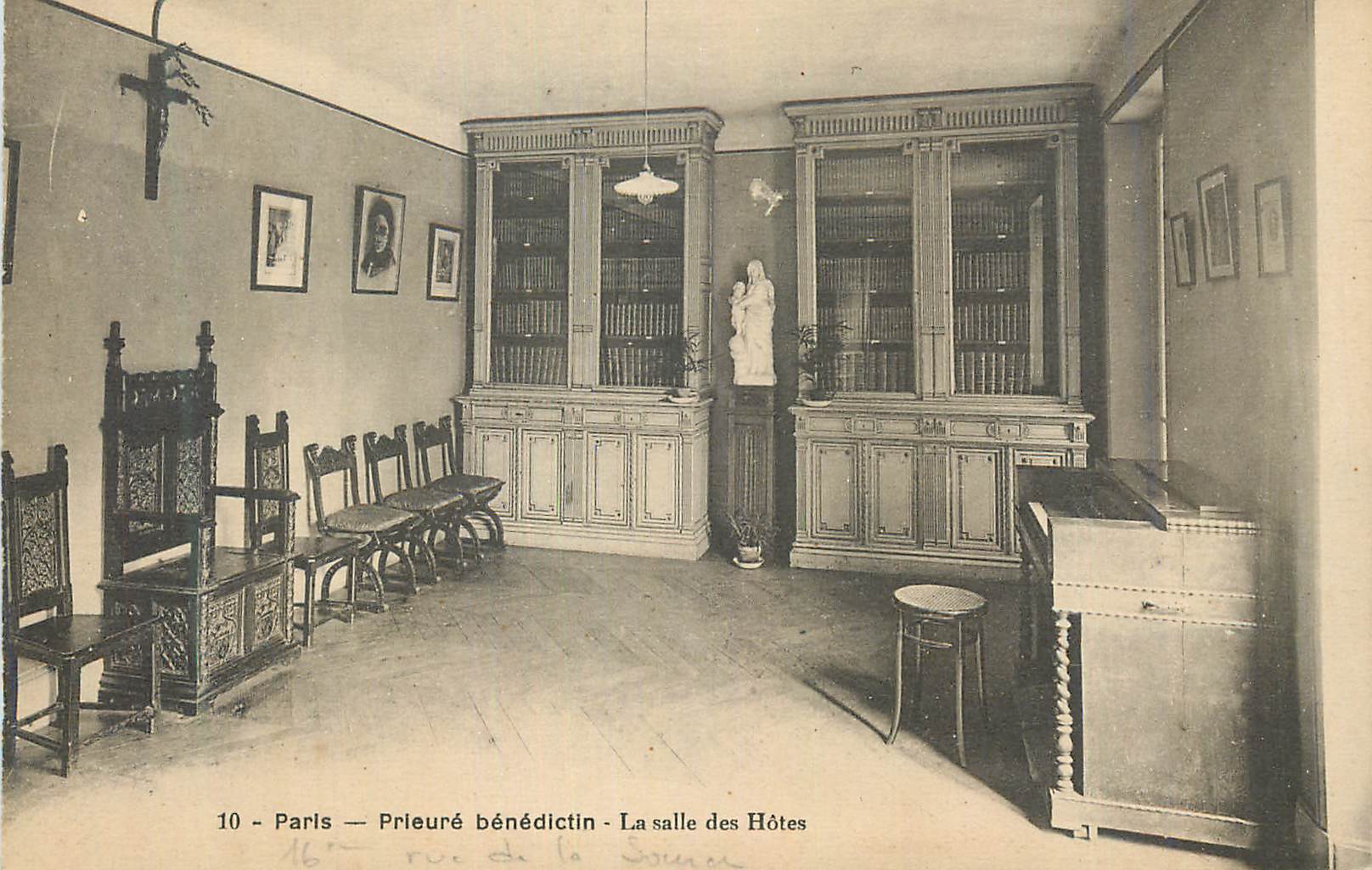 CPA Paris Prieure benedictin La salle des Hotes Bibliotheque