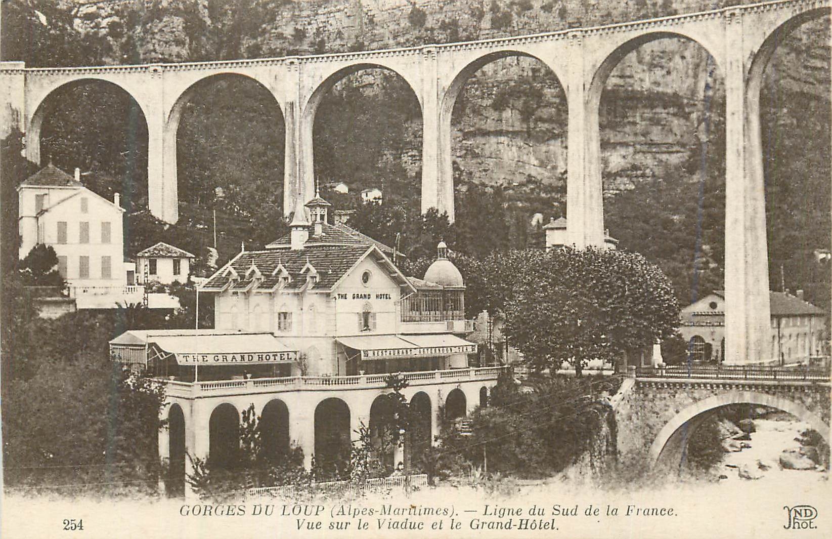 CPA Gorges du Loup (Alpes-Maritimes) Ligne du Sud de la France Vue sur le Viaduc et le Grand-Hotel 