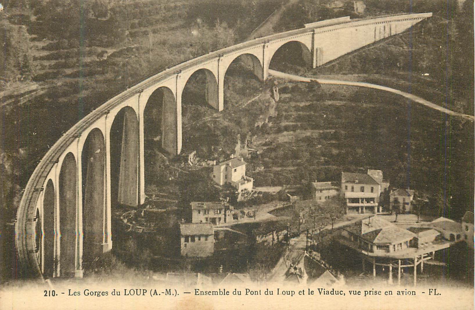 CPA Les Gorges du Loup (A M) Ensemble du Pont du Loup et le Viaduc vue prise en avion