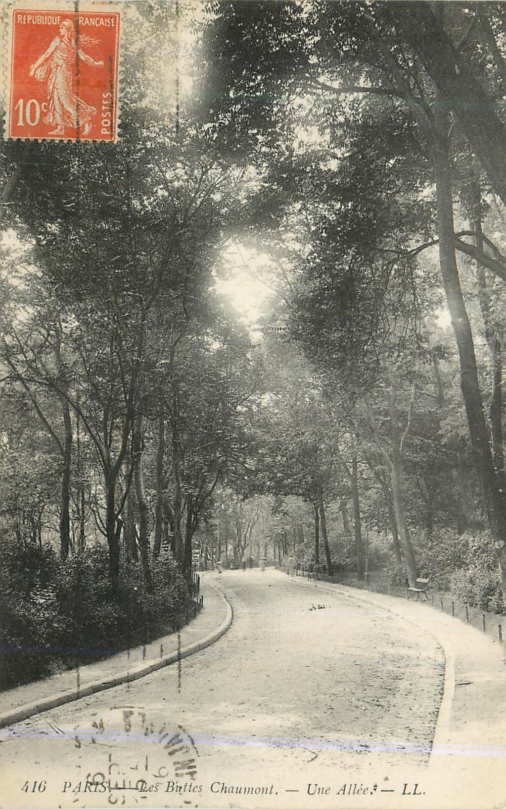 CPA Paris Les Buttes Chaumont Une Allee
