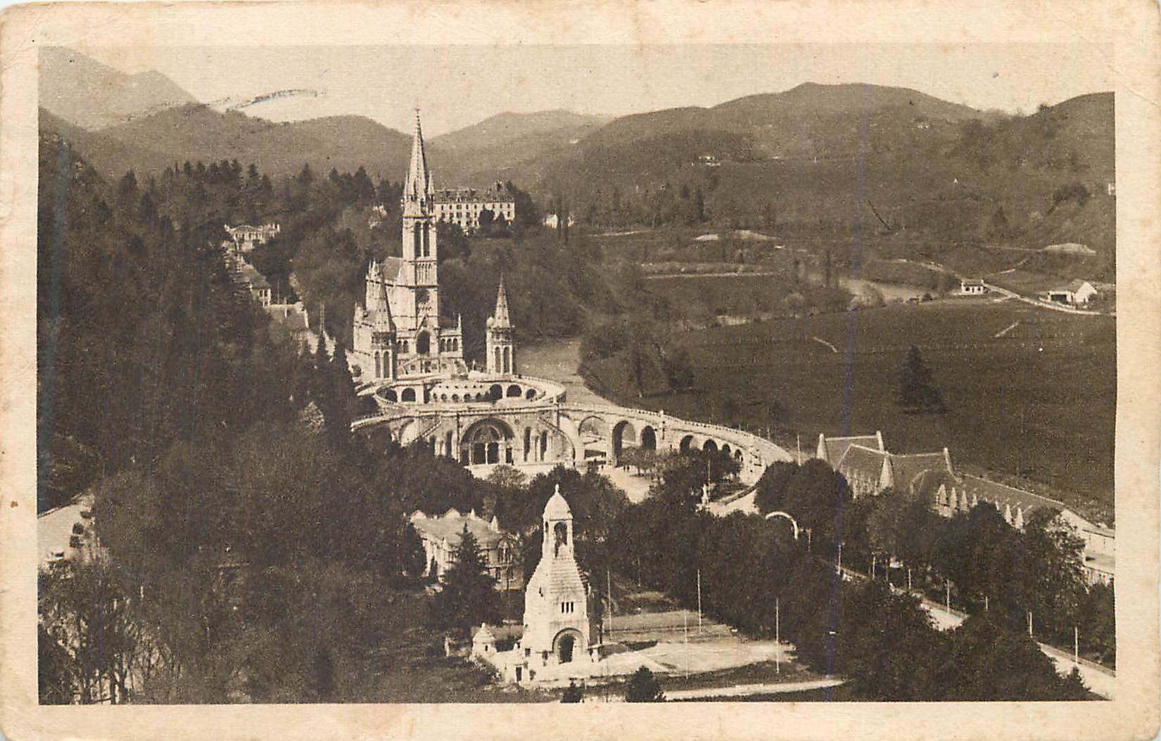 CPA Lourdes La Basilique et le Monument interallie vus du Chateau Fort