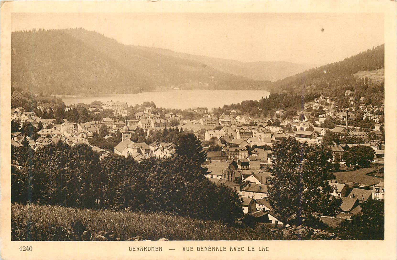 CPA Gerardmer Vue generale avec le Lac