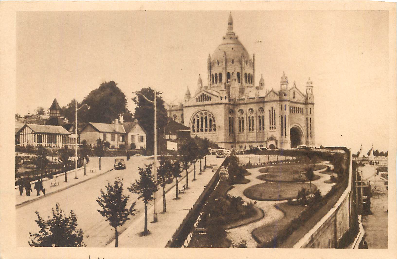 CPA Lisieux (Calvados) Avenue de Sainte-Therese et la Basilique
