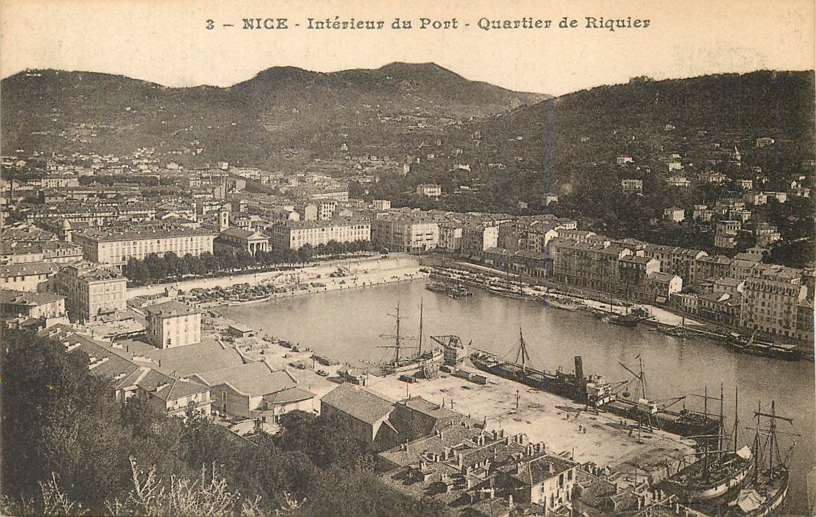 CPA Nice Interieur du Port Quartier de Riquier Bateaux