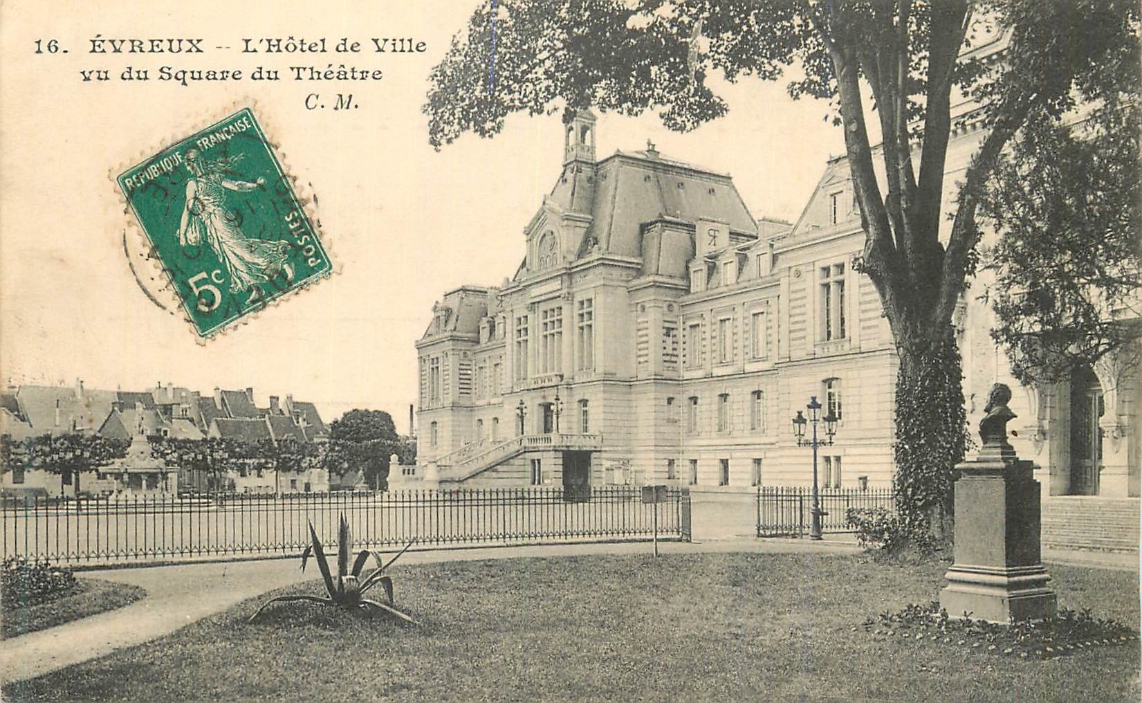 Évreux — L'Hôtel de Ville vu du Square du Théâtre — C. M.
