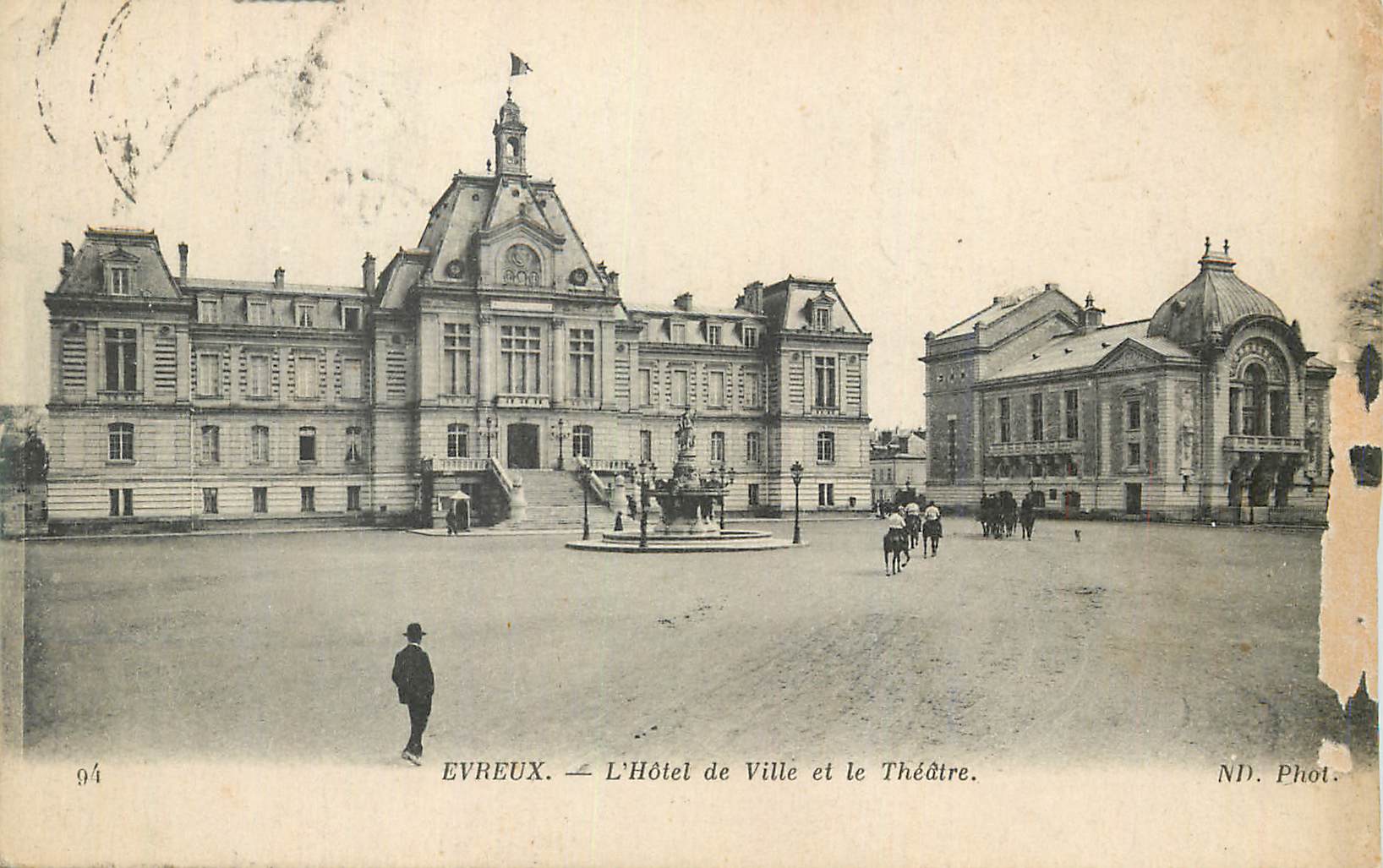 Evreux — L'Hôtel de Ville et le Théâtre — ND. Phot.