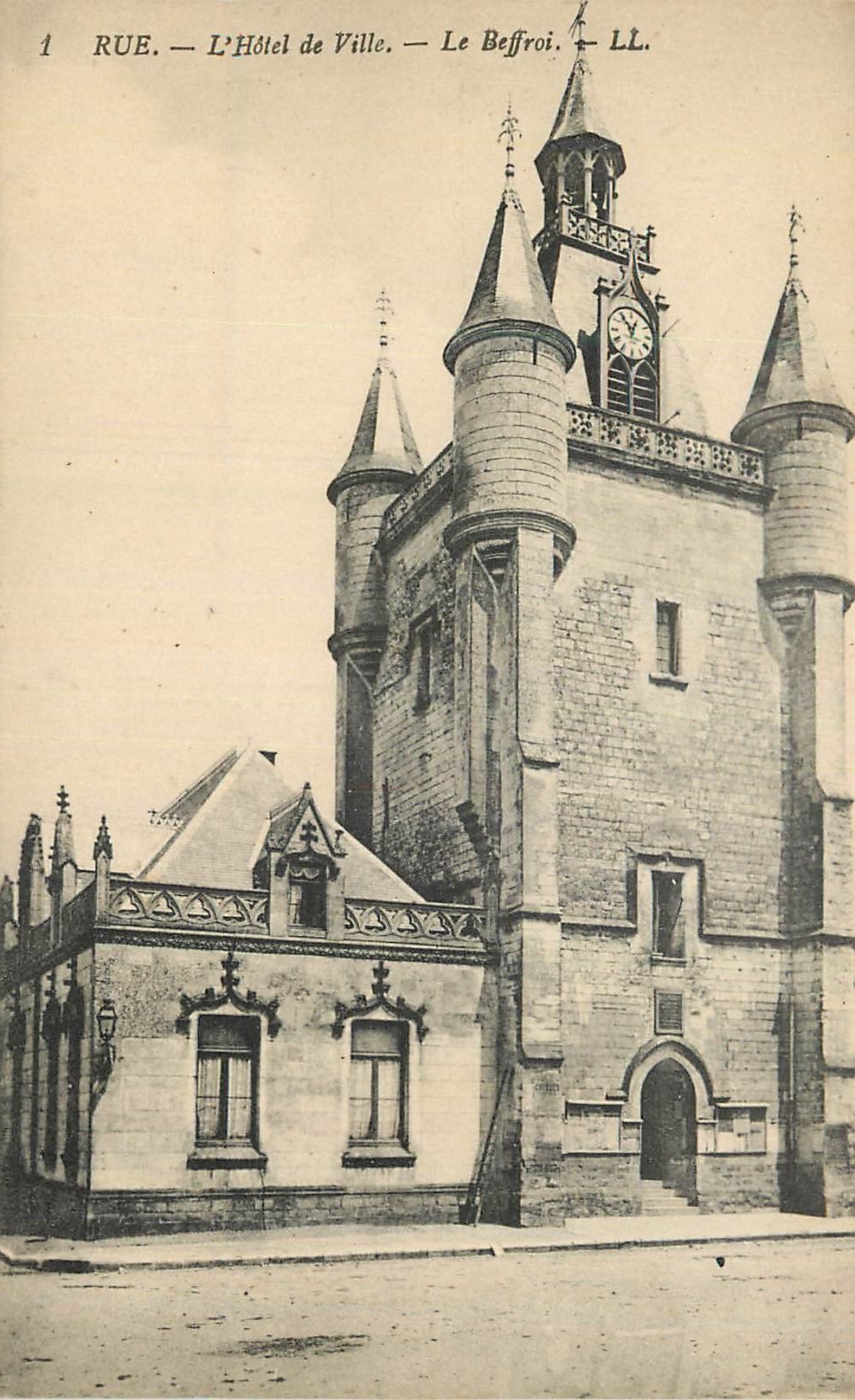 CPA Rue L'Hotel de Ville Le Beffroi