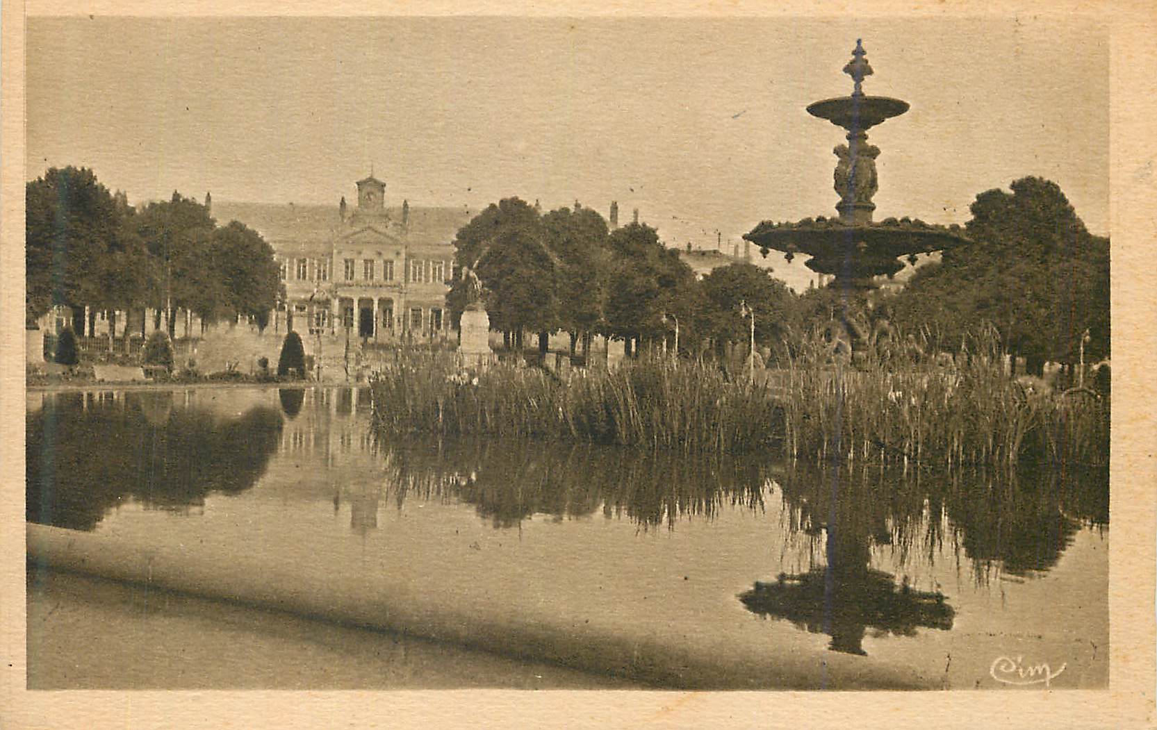 CPA Angers (M et L) L'Hotel de Ville pris des Jardins