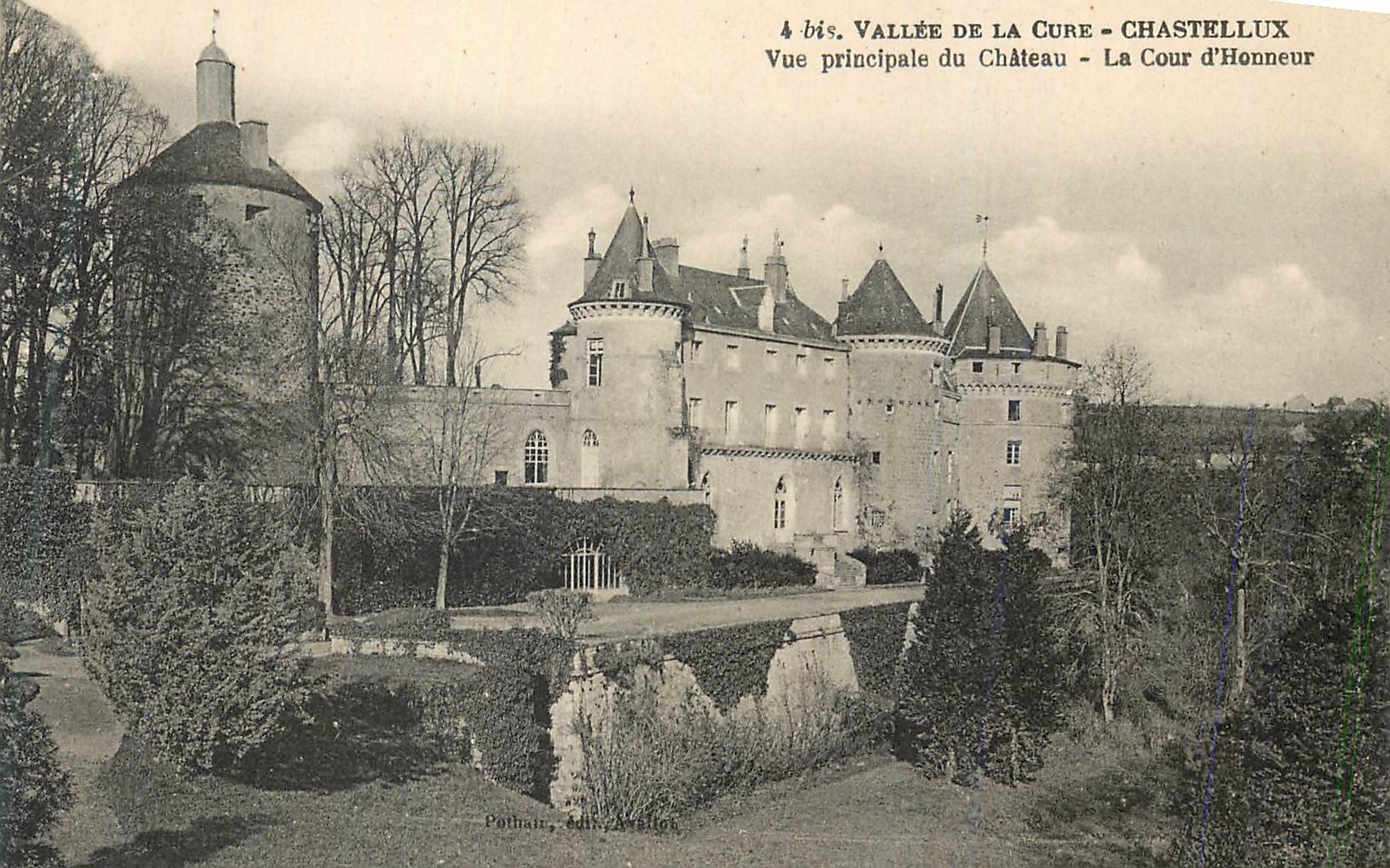 CPA Vallee de la Cure Chastellux Vue principale du Chateau La Cour d'Honneur